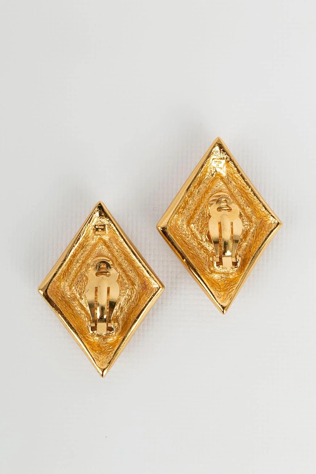 Jean-louis Scherrer Gold-Plated Metal Clip Earrings with Rhinestones In Excellent Condition For Sale In SAINT-OUEN-SUR-SEINE, FR