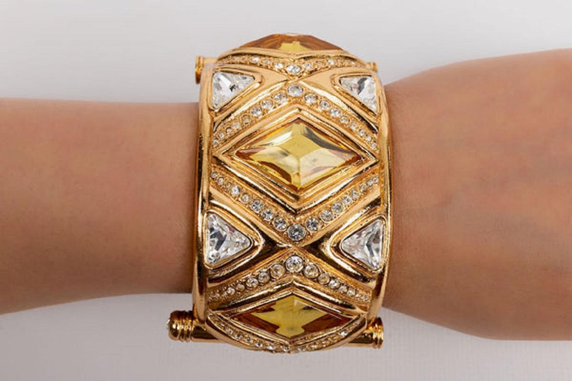 Jean-Louis Scherrer -Golden metal Cuff paved with rhinestones. To note, marks of oxidation inside the bracelet.

Additional information:
Dimensions: Inside circumference: 21.5 cm 
Height: 4.3 cm
Condition: Very good condition
Seller Ref number:
