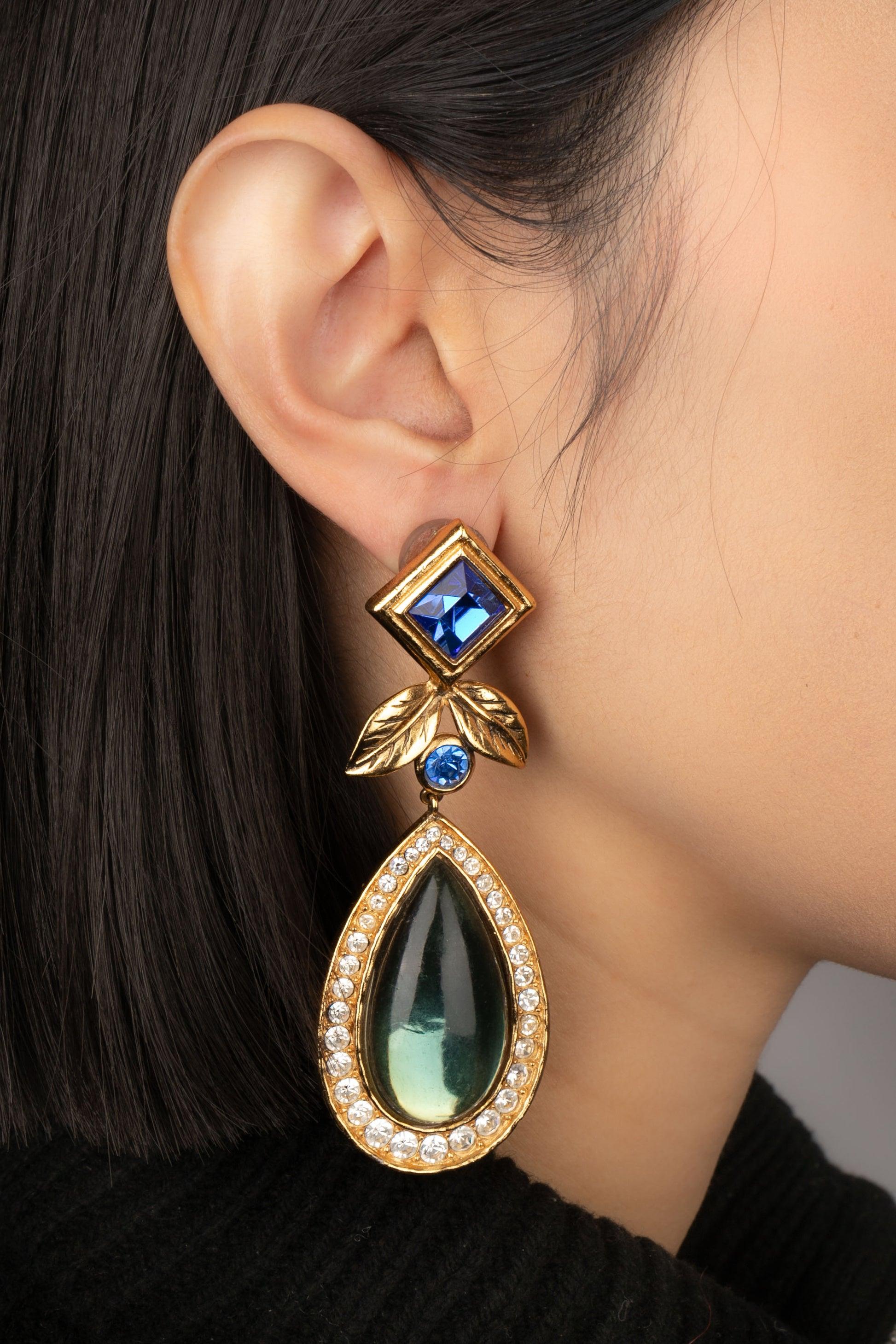 JEAN-LOUIS SCHERRER - (Made in France) Orecchini a clip in metallo dorato con strass e resina.

Informazioni aggiuntive:
Condizioni: Ottime condizioni
Dimensioni: Lunghezza: 9 cm

SKU:BO101