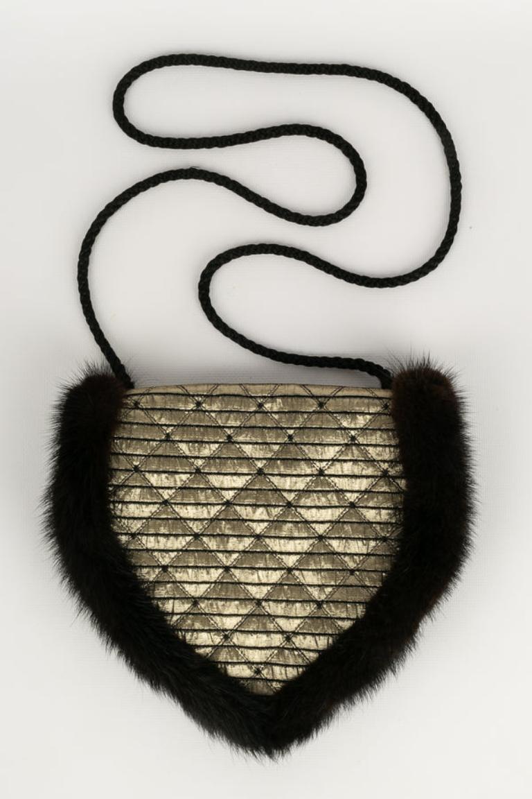 Jean-Louis Scherrer - Lamé and fur pouch.

Additional information:
Condition: Good condition
Dimensions: Width: 24 cm - Height: 22 cm - Depth: 6 cm - Handle: 115 cm

Seller Reference: S1299