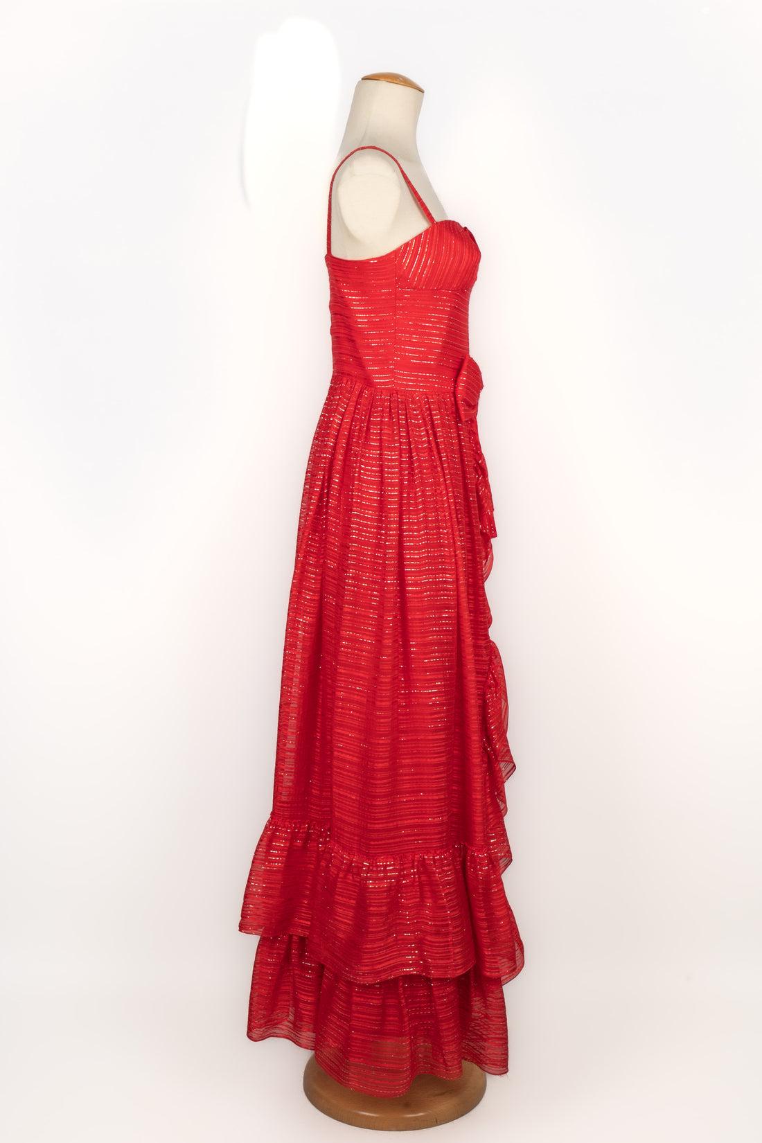 Jean-Louis Scherrer - (Made in France) Long red dress with golden lurex threads. No size indicated, it fits a 36FR.

Additional information:
Condition: Good condition
Dimensions: Chest: 40 cm - Waist: 32 cm - Length: 123 cm

Seller Reference: VR374