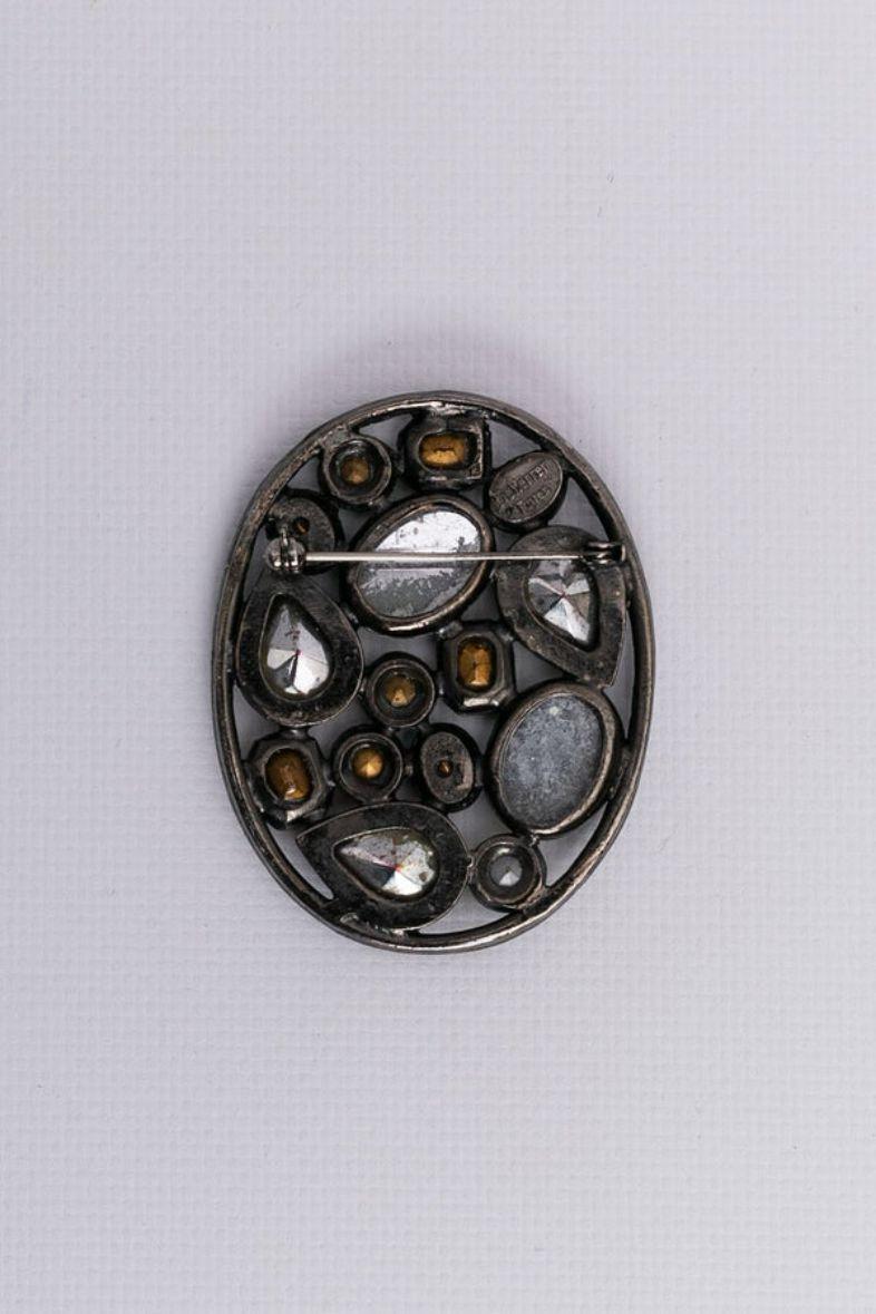 Jean Louis Scherrer - Blackened metal brooch adorned with rhinestones.

Additional information:
Dimensions: Length: 6.5 cm (2.56 in), Width: 5 cm (1.97 in)
Condition: Very good condition. Some signs of wear at the back.
Seller Ref number: BR22