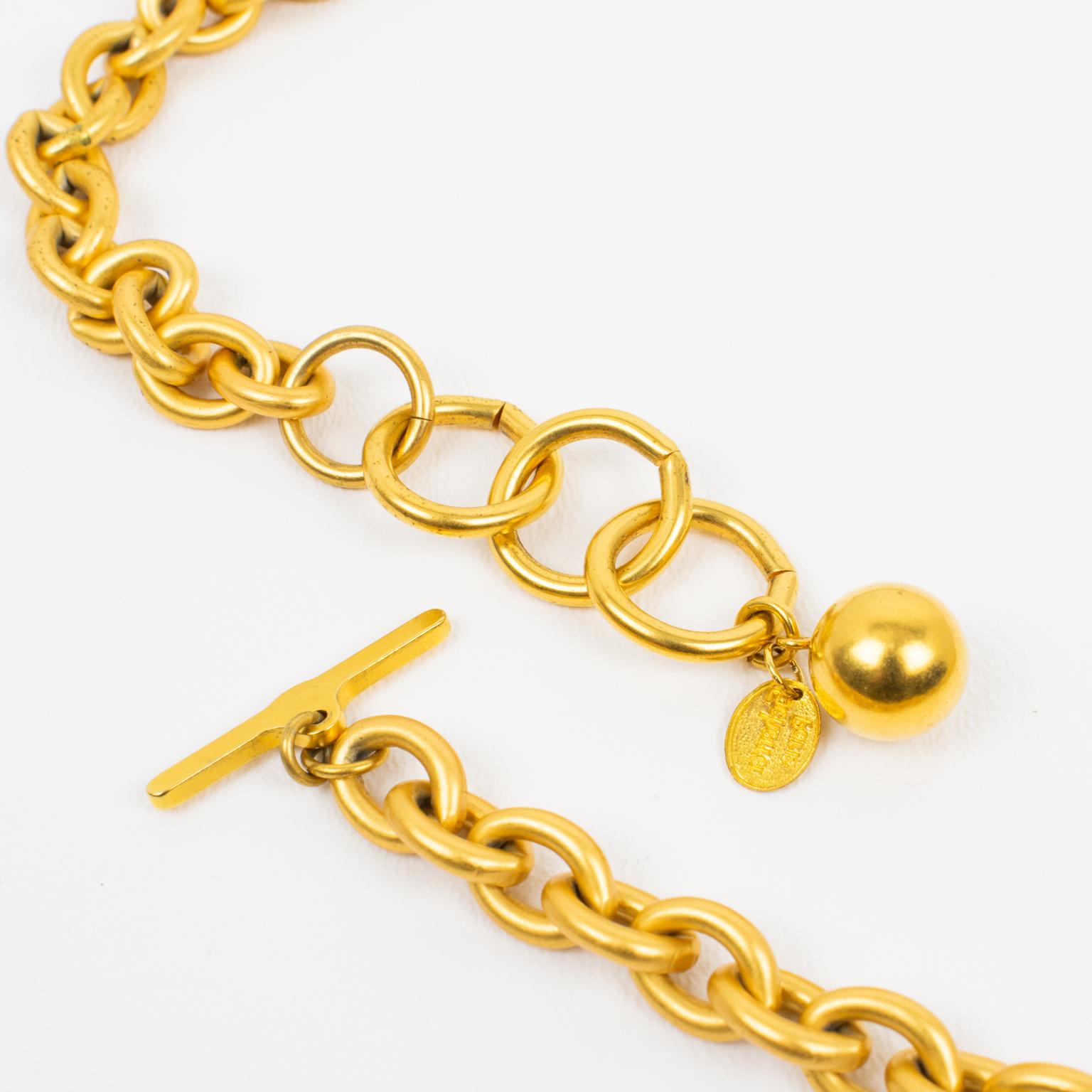 Jean Louis Scherrer París Collar Colgante Cruz de Metal Dorado y Esmalte Negro en venta 5