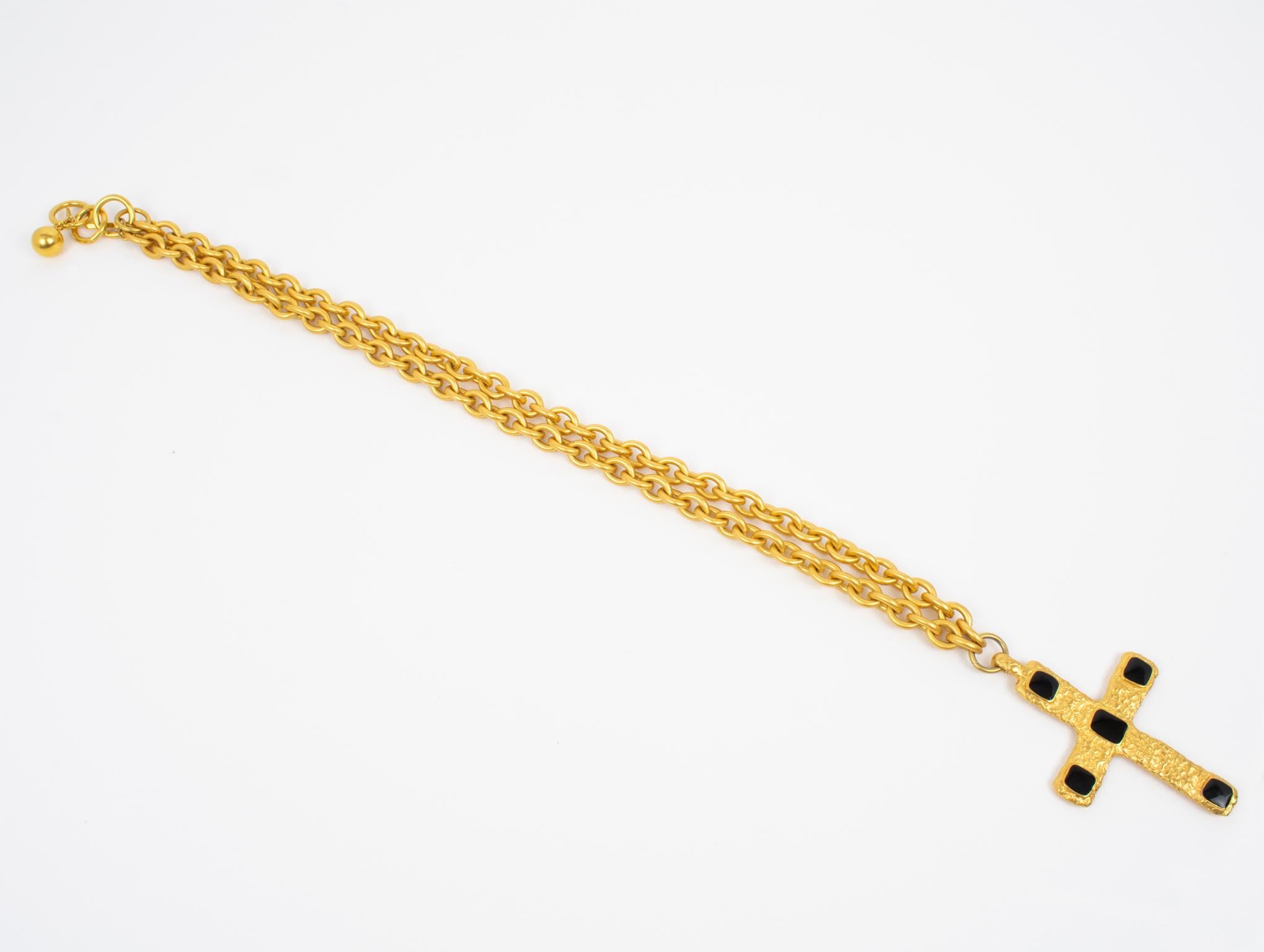 Jean Louis Scherrer París Collar Colgante Cruz de Metal Dorado y Esmalte Negro en venta 1