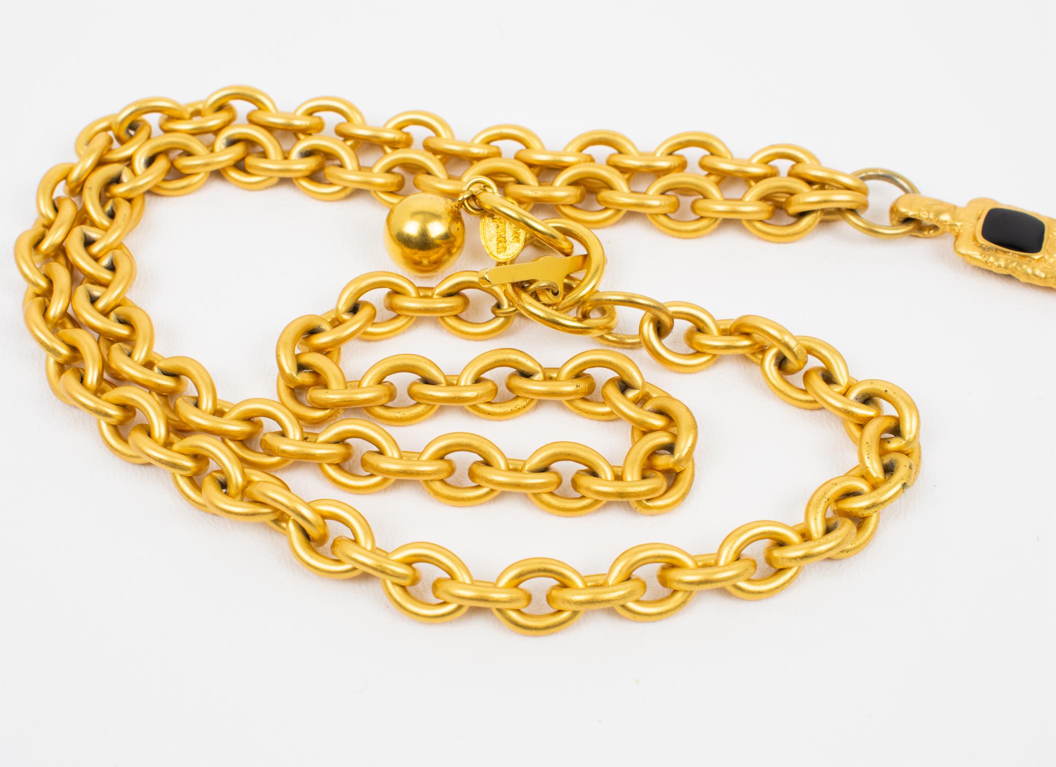 Jean Louis Scherrer París Collar Colgante Cruz de Metal Dorado y Esmalte Negro en venta 4