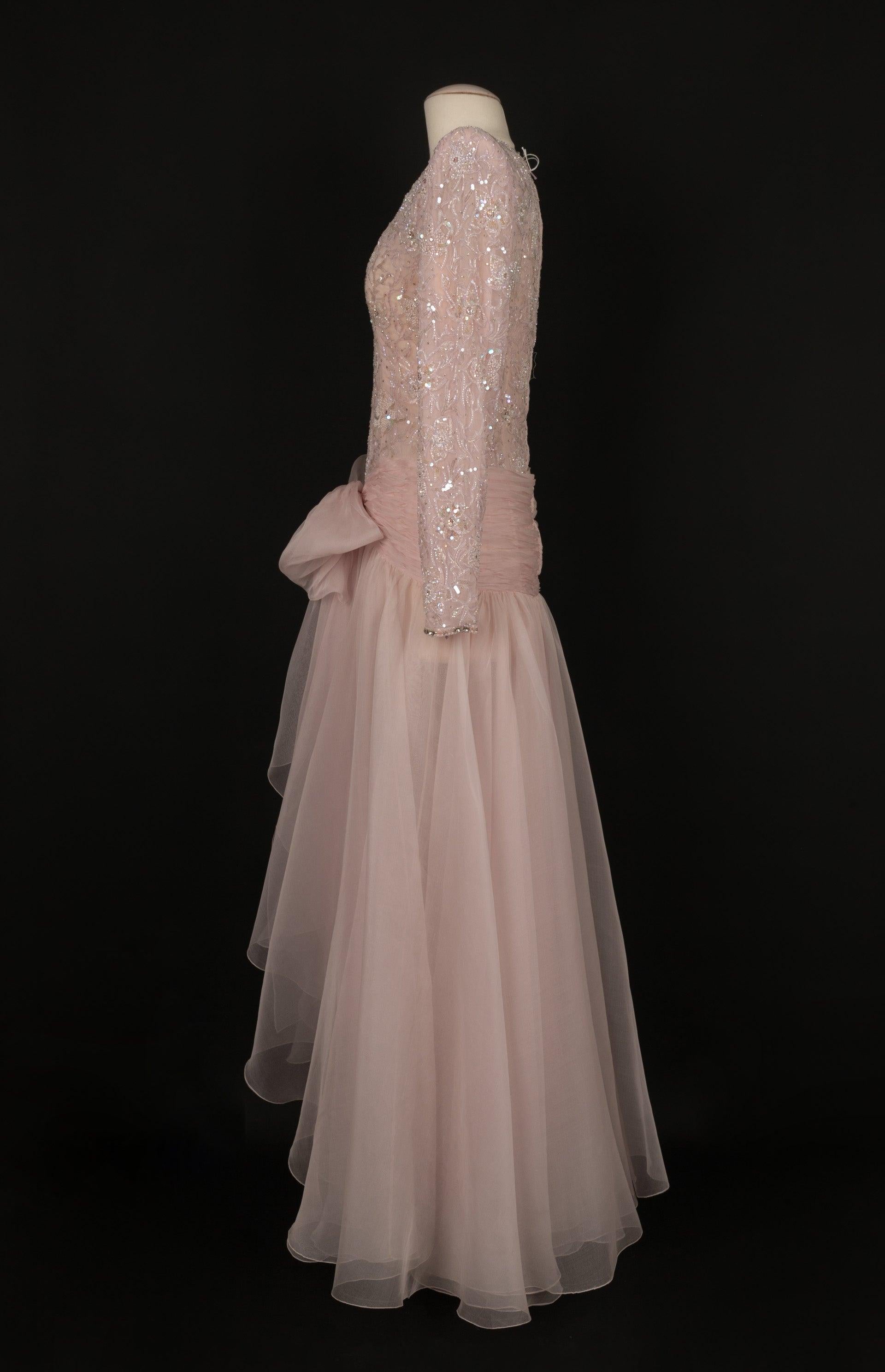 Jean-Louis Scherrer - (Made in France) Powder pink organza long dress. Bodice sewn with sequins and pearls. No size nor composition label, it fits a 36FR. Haute Couture Collection from the 1980s. To be mentioned, a few yellowings on the underarm