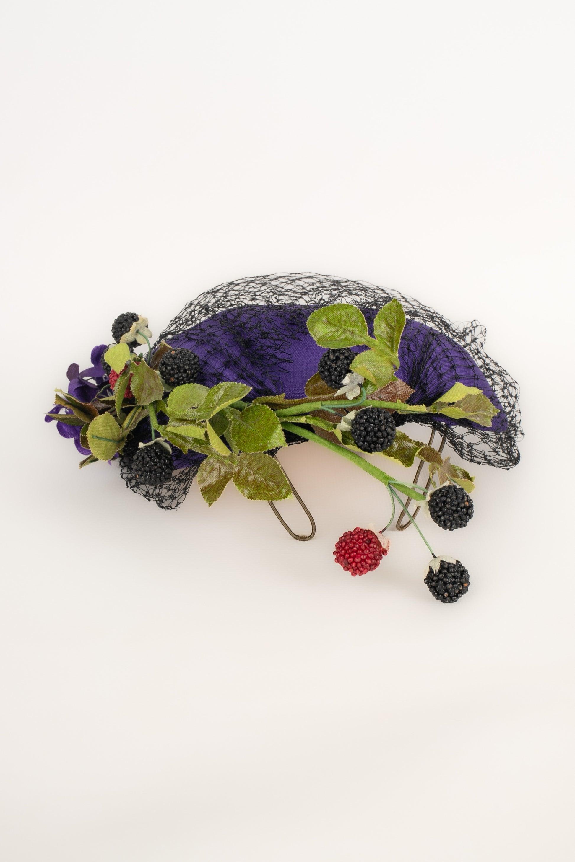 Jean-Louis Scherrer - Cappello fascinatore in seta viola con tessuto nero Dot Dot e decorazioni floreali.

Informazioni aggiuntive:
Condizioni: Ottime condizioni
Dimensioni: Circonferenza della testa: 50 cm

SKU:CHP20