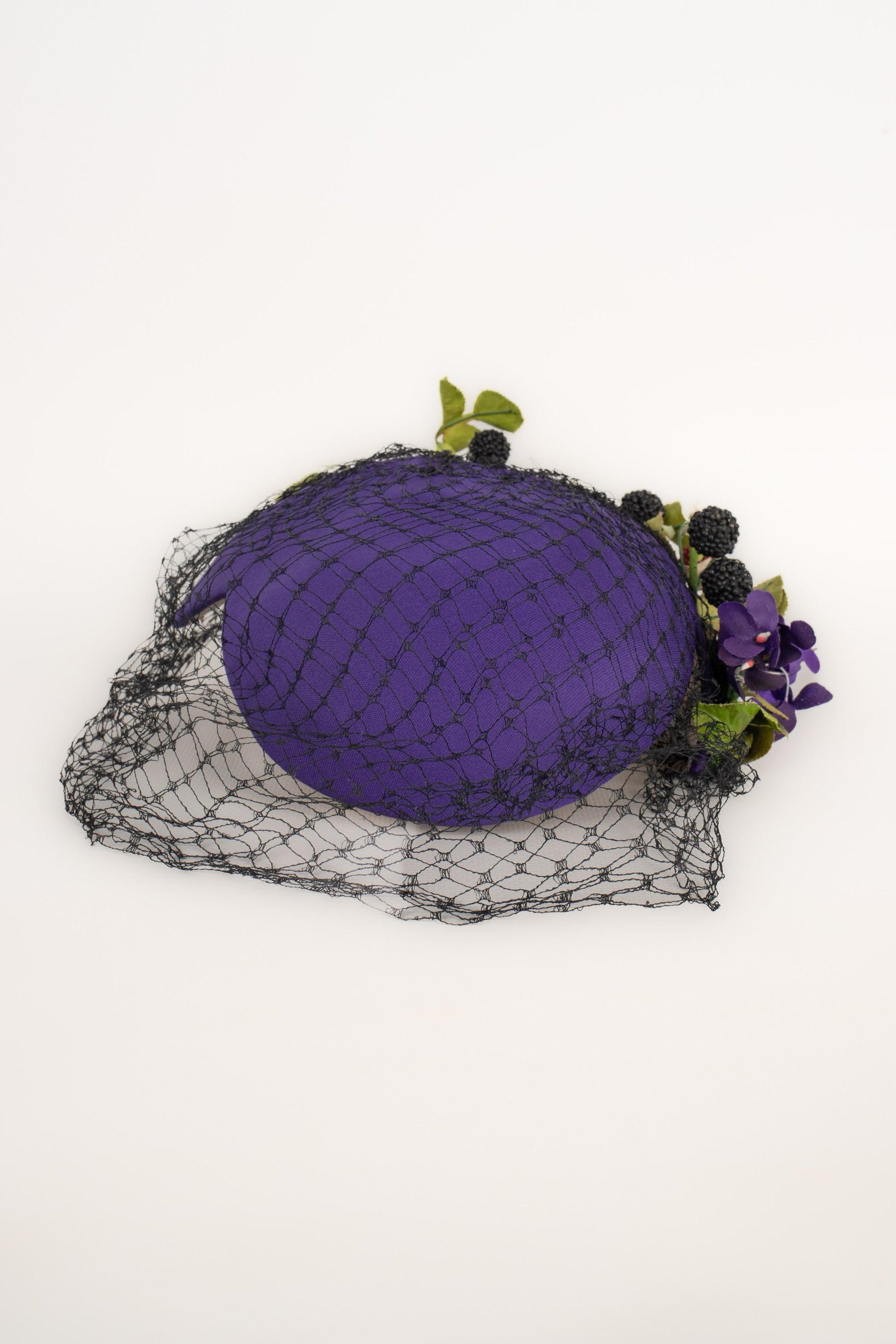 Cappello con fascinatore in seta viola Jean-Louis Scherrer In condizioni ottime in vendita a SAINT-OUEN-SUR-SEINE, FR