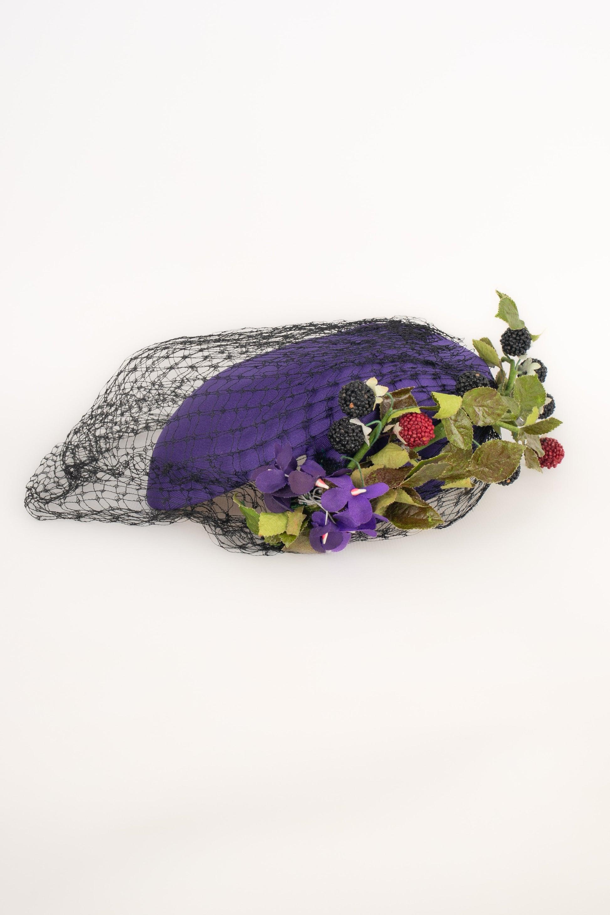 Donna Cappello con fascinatore in seta viola Jean-Louis Scherrer in vendita