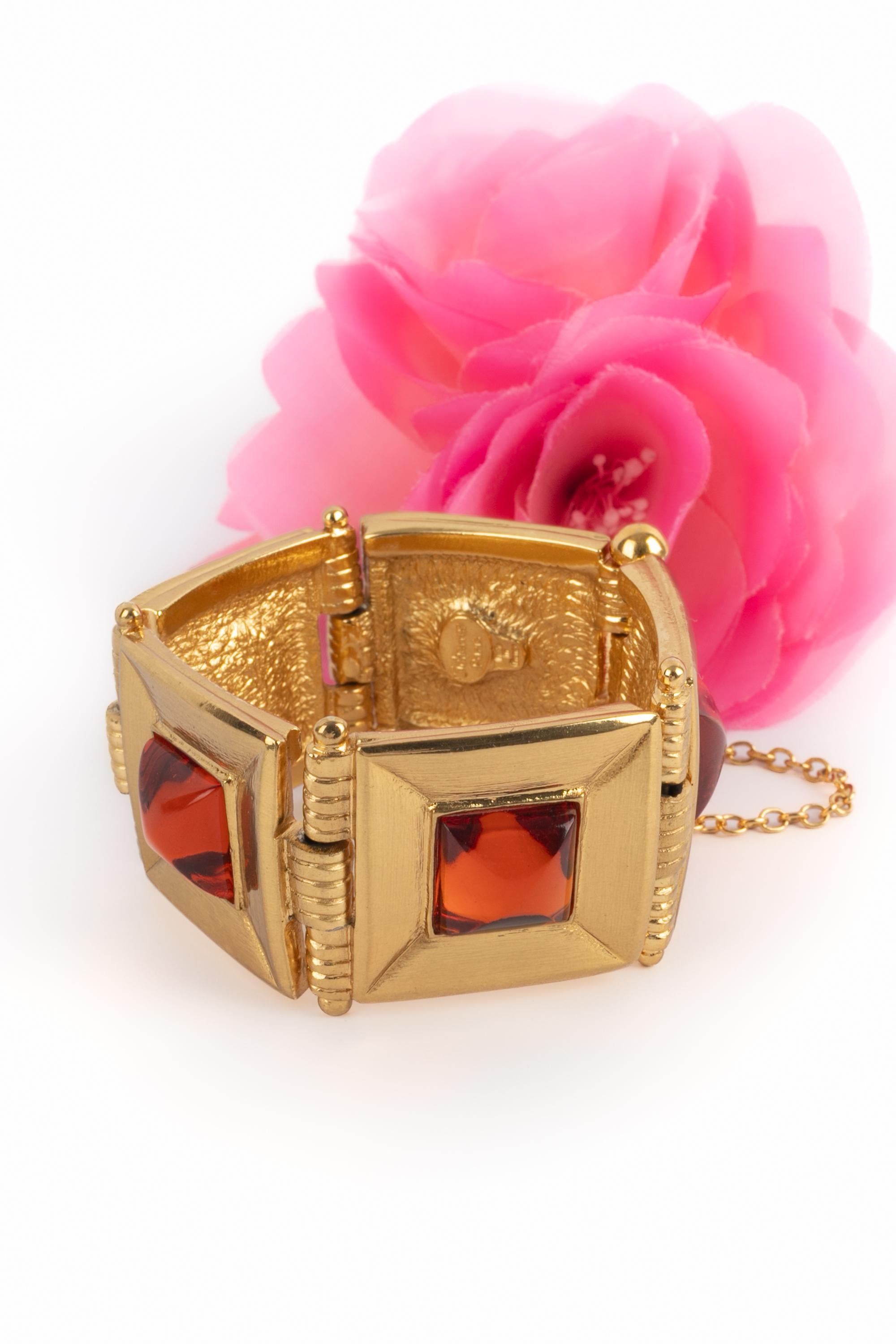 JEAN-LOUIS SCHERRER - (Made in France) Pulsera ancha articulada de metal dorado con cabujones de resina naranja

Estado:
Muy buen estado

Dimensiones:
Circunferencia: 20 cm - Anchura: 3,5 cm

SKU:BRA96