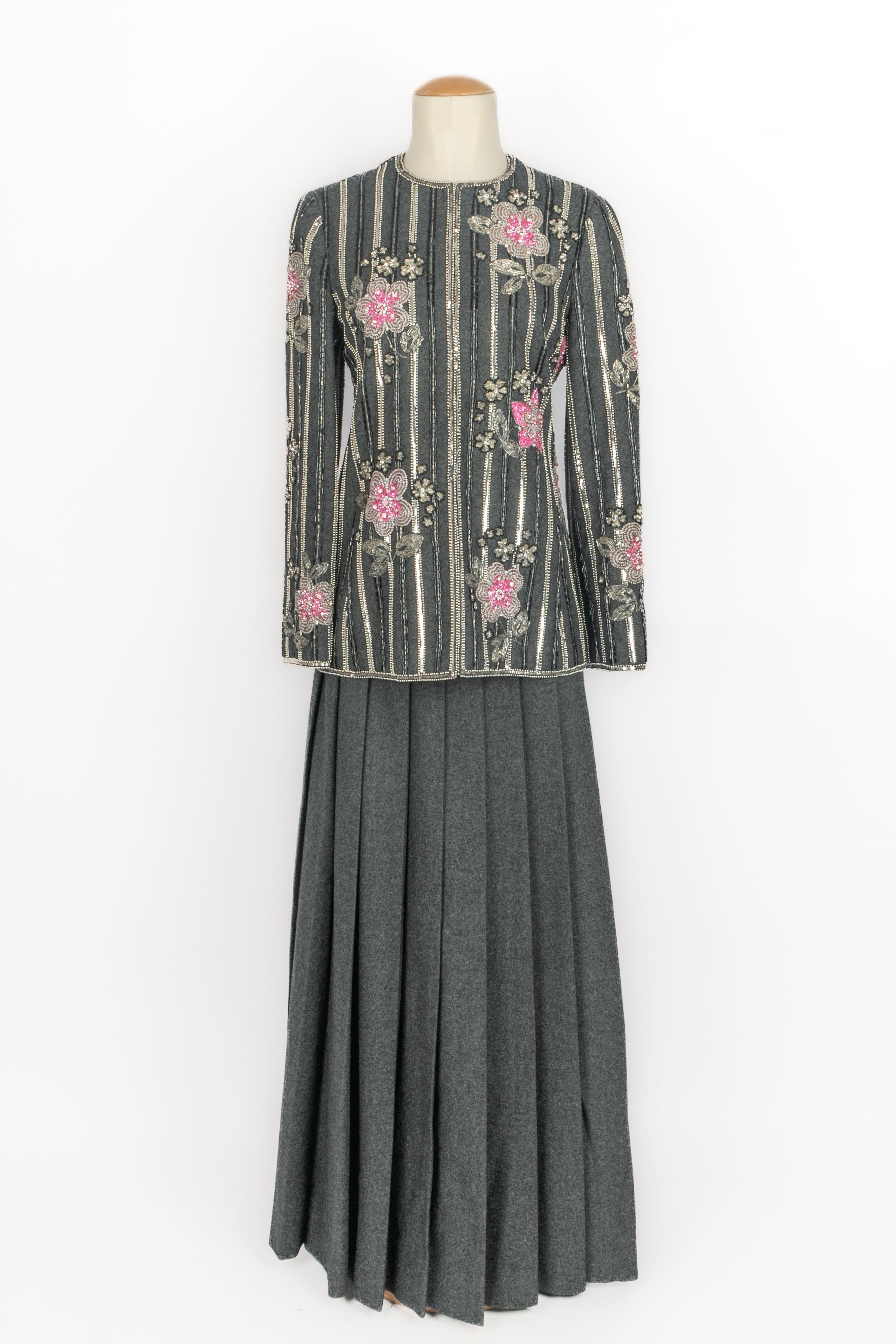 EAN-LOUIS SCHERRER - (Made in France) Flanellset bestehend aus einer Jacke mit Streifen- und Blumenstickerei aus Perlen, Pailletten und Strasssteinen und einem langen Faltenrock. Keine Größenangabe, es passt eine 34FR/36FR. Eine Collection'S um