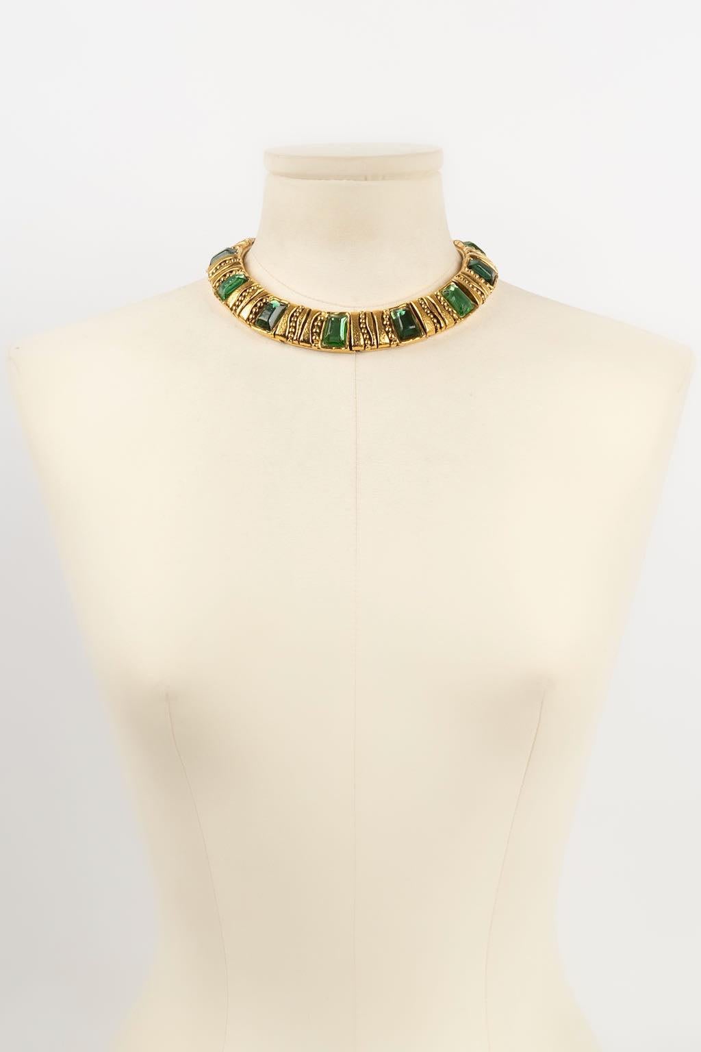 Jean Louis Scherrer -(Made in France) Short necklace in gold metal paved with green resin cabochons.

Additional information: 
Dimensions: Length: 44 cm
Condition: Very good condition
Seller Ref number: BC19