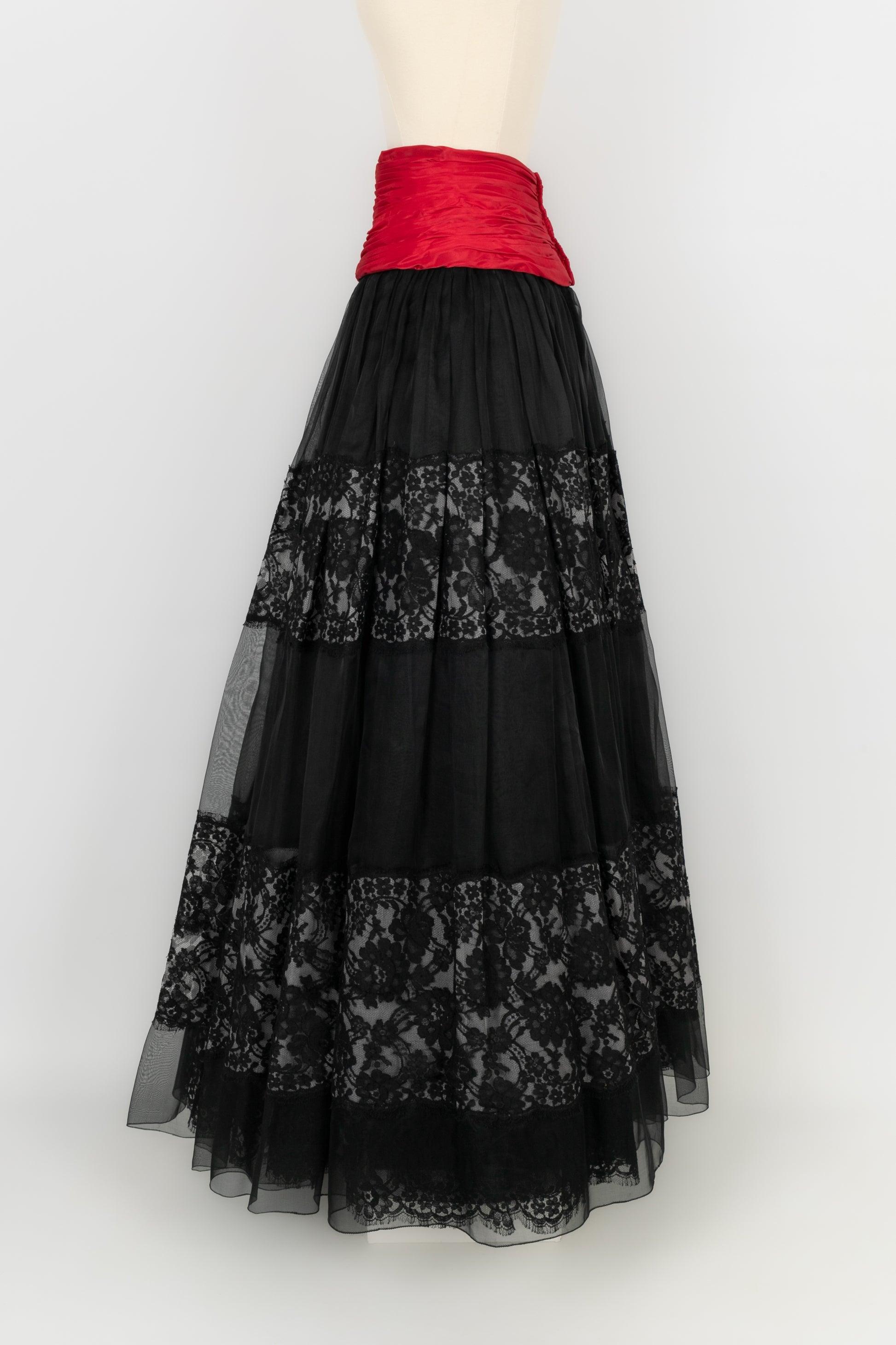 Jean-Louis Scherrer - (Made in France) Haute Couture silk, lace, and taffeta maxi skirt. No size nor composition label, it fits a 36FR.

Additional information:
Condition: Very good condition
Dimensions: Waist: 35 cm
Length: 111 cm

Seller