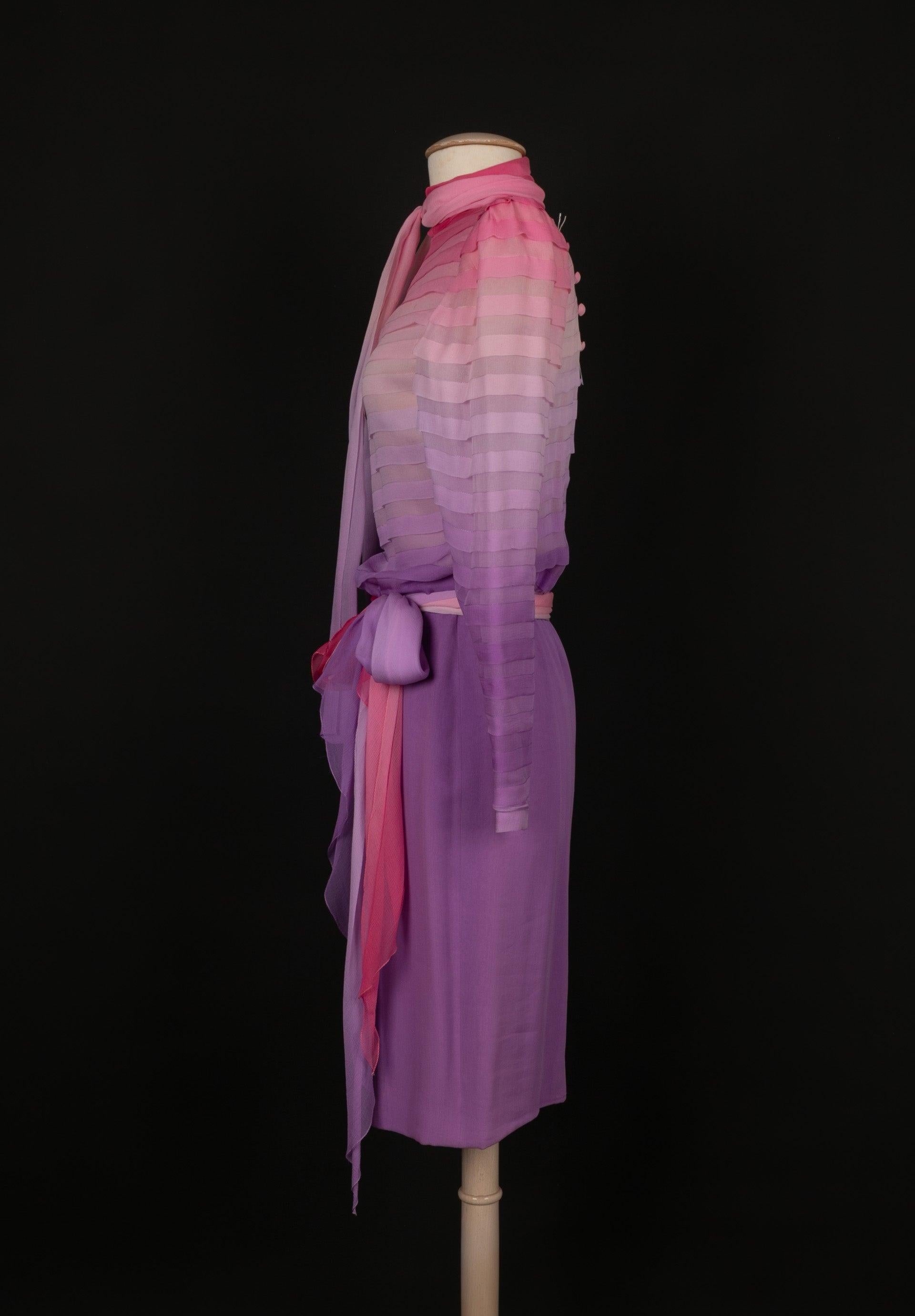 Jean-Louis Scherrer - (Made in France) Silk muslin dress in a gradation of pink and purple. An ascot tie is included. Bodice with tiny flounces. Haute Couture piece from the 1980s. Size and composition label missing, it fits a 34FR/36FR.

Additional