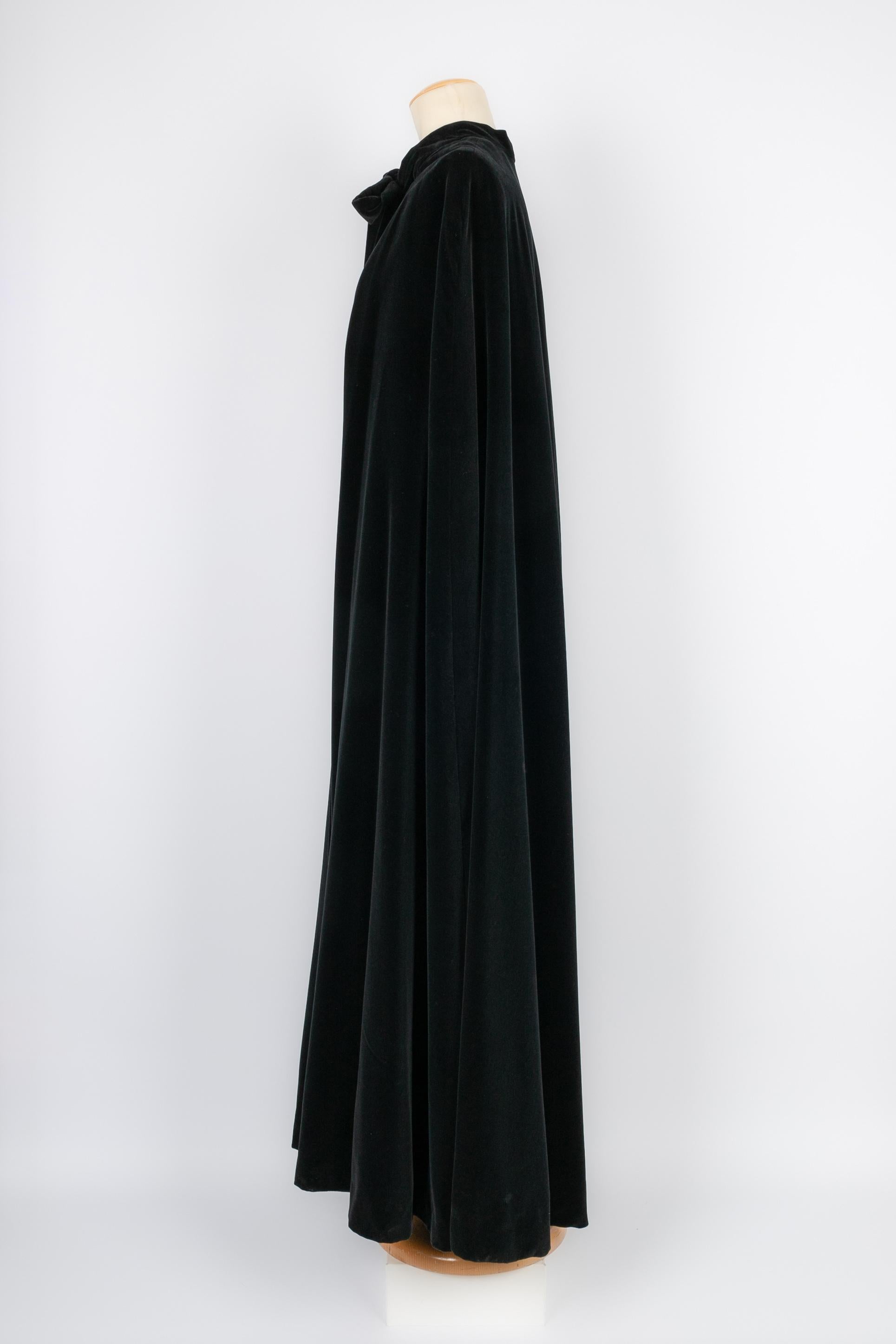 JEAN-LOUIS SCHERRER - (Made in France) Black velvet long cape. No size nor composition label, it fits a 36FR/38FR.

Condition:
Very good condition

Dimensions:
Shoulder width: 40 cm - Length: 150 cm

M87