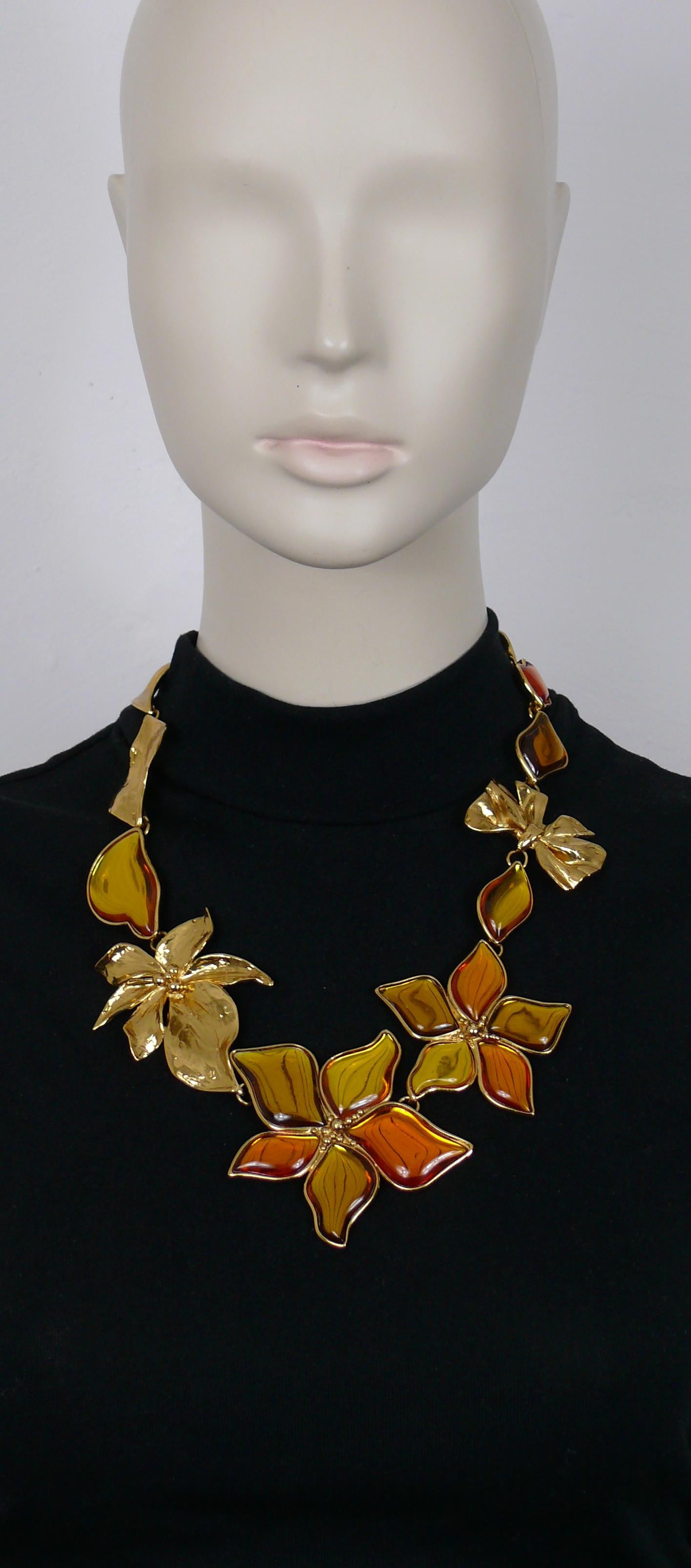 Jean-Louis Scherrer, splendida collana vintage in oro con fiocchi, foglie e fiori impreziositi da cabochon in resina giallo-arancio.

Chiusura a molla con testa di pantera.
Lunghezza regolabile.

Marcato SCHERRER Paris Made in France.

Misure