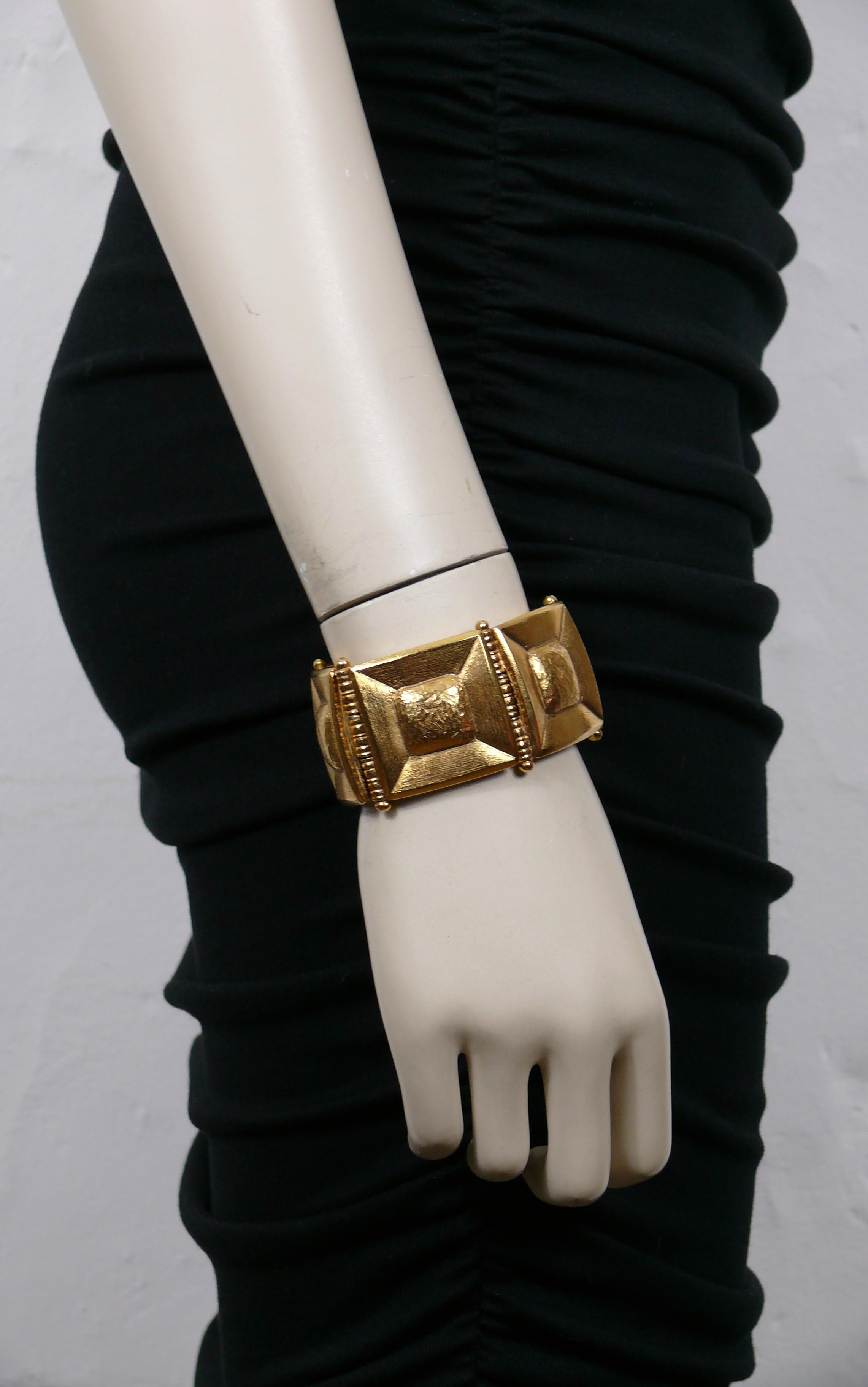 JEAN LOUIS SCHERRER vintage gold tone square-shaped link bracelet.

Hook clasp closure.

Marked SCHERRER Paris.
Made in France.

Indicative measurements : length approx. 17.7 cm (6.97 inches) / height of the links approx. 3.2 cm (1.26