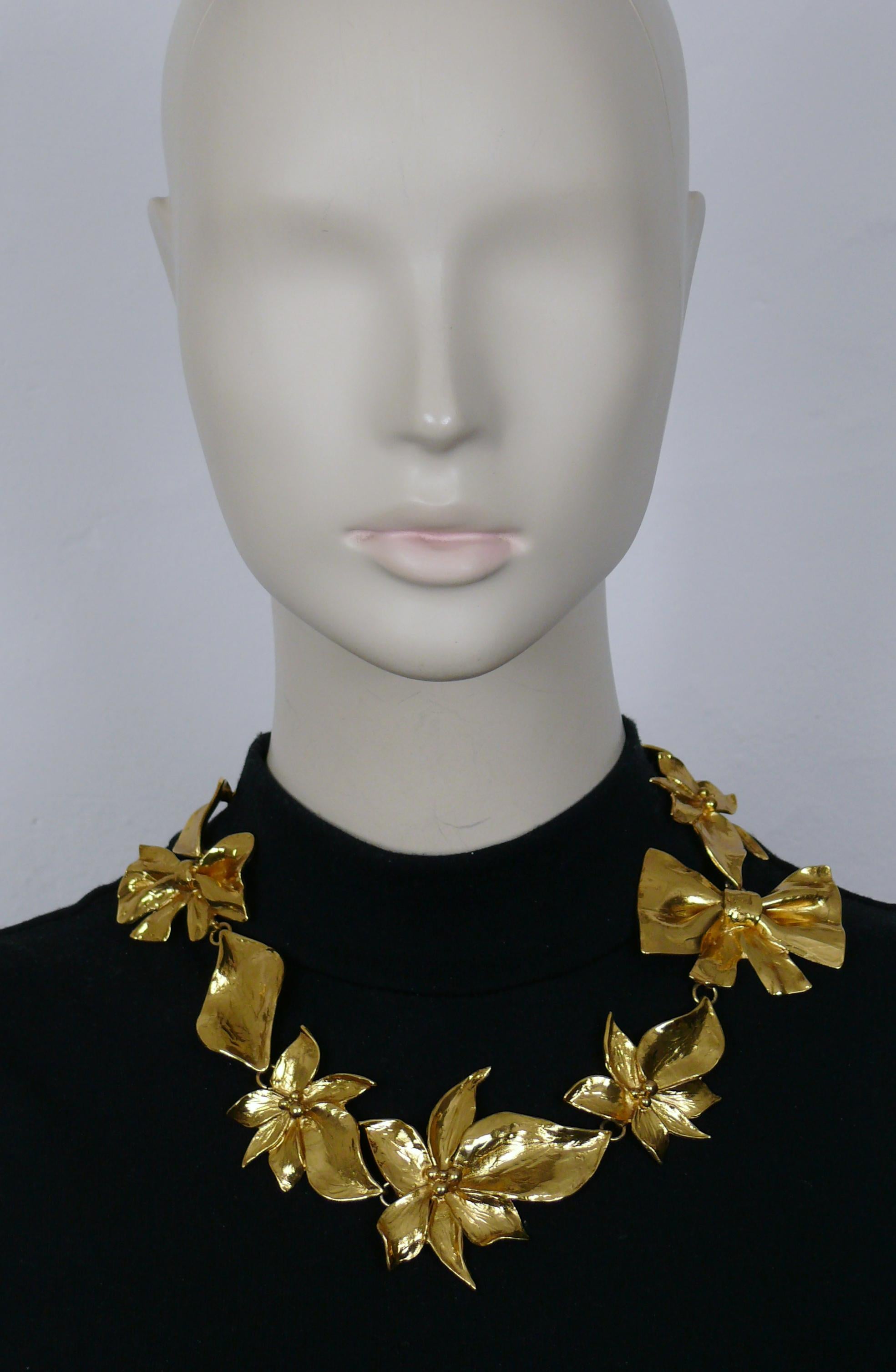 JEAN LOUIS SCHERRER vintage gold tone necklace featuring flower and bow links.

Ajustable spring clasp closure.

Embossed SCHERRER Paris Made in France.

Indicative measurements : adjustable length from approx. 49 cm (19.29 inches) to approx 52 cm