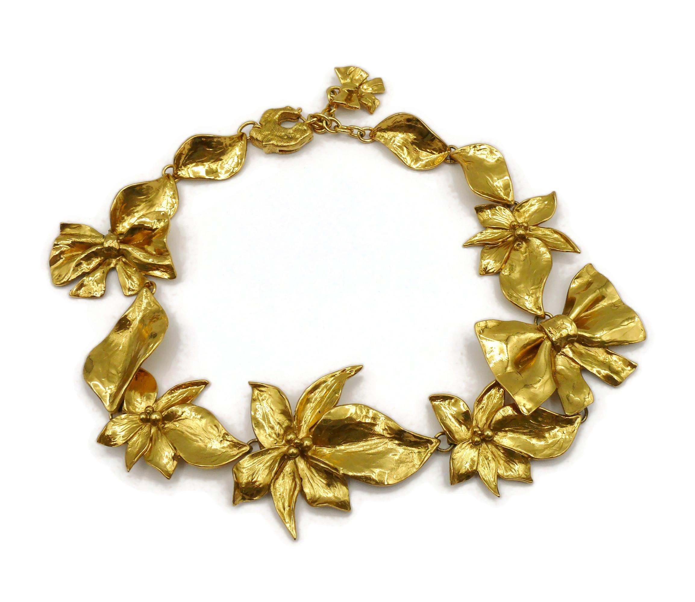 JEAN LOUIS SCHERRER Vintage Gold Tone Flower & Bow Necklace In Good Condition For Sale In Nice, FR