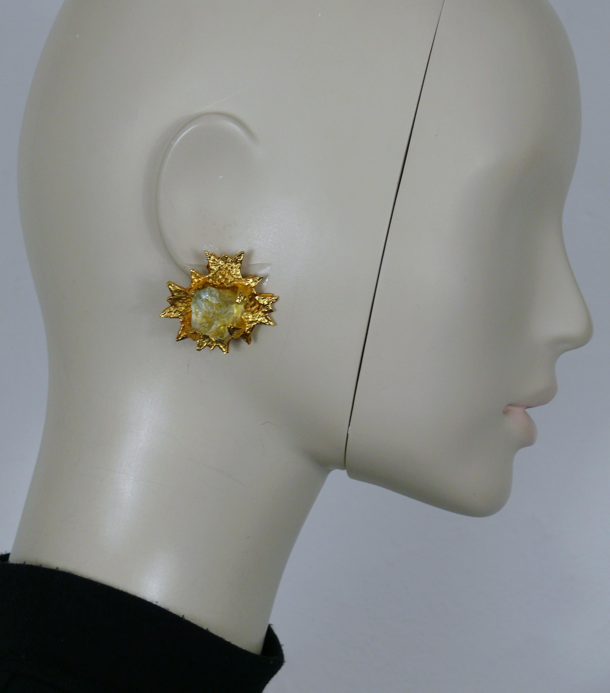 JEAN-LOUIS SCHERRER vintage gold tone textured clip-on earrings featuring sunburst embellished with raw crystal.

Marked SCHERRER Paris.

Indicative measurements : height approx. 3.4 cm (1.34 inches) / width approx. 3.4 cm (1.34 inches).

Weight per