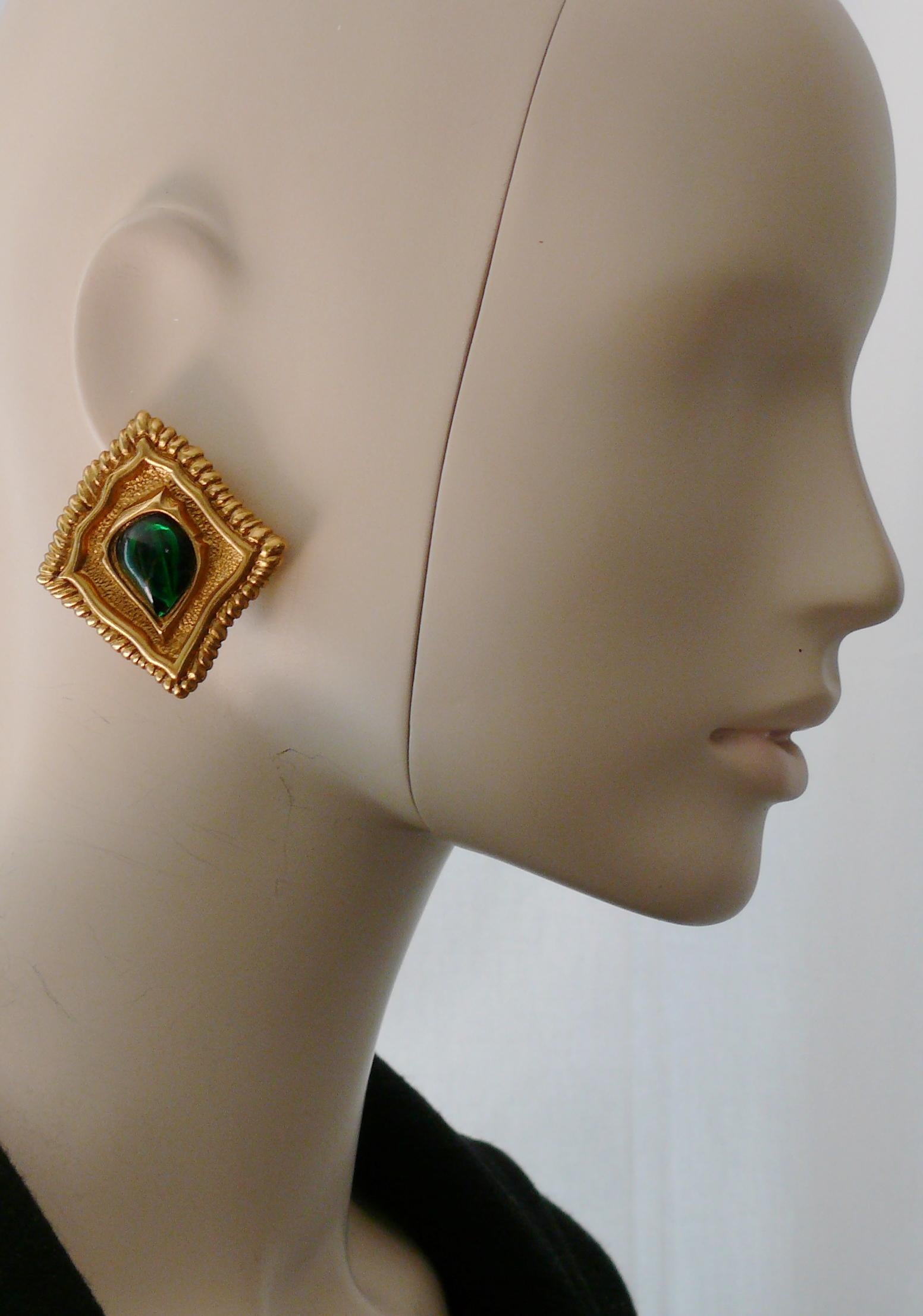 JEAN LOUIS SCHERRER vintage antiqued gold toned Oriental inspired diamond-shaped clip-on earrings embellished with a green resin cabochon.

Marked JEAN LOUIS SCHERRER Paris Made in France.

Indicative measurements : max. height approx. 5.3 cm (2.09