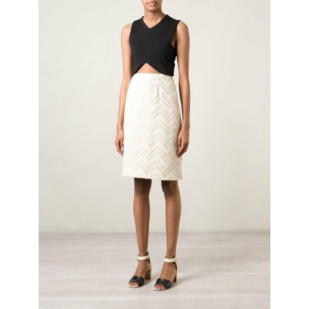 Jean Louis Scherrer beige and ivory knitted cotton midi high waist 90s skirt with zigzag embroidery and back zip fastening.

Size: 38 IT

Flat measurements
Height: 61 cm
Waist: 34 cm
Hips: 42 cm

Product code: A8148

Composition: 50% Cotton - 50%