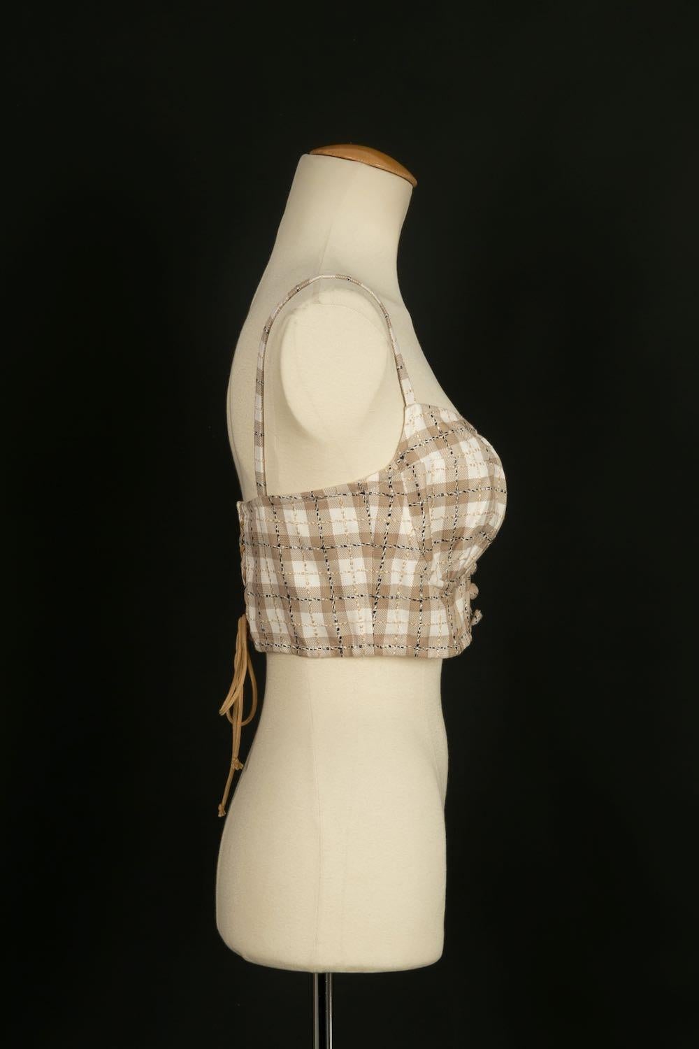 Jean-Louis Scherrer - (Made in France) Wool blend top with check and silk lining. Size 40FR.

Additional information:
Condition: Very good condition
Dimensions: Chest : 36 cm - Height : 21 cm

Seller Reference: FH128