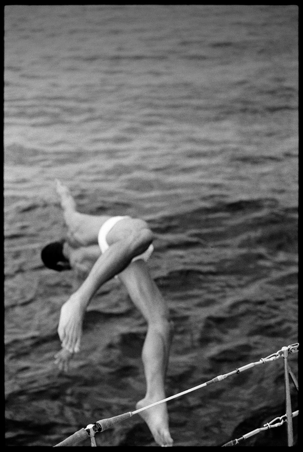 1993-Paulo Italie - Photographie en noir et blanc d'un homme plongant dans un bateau à voile