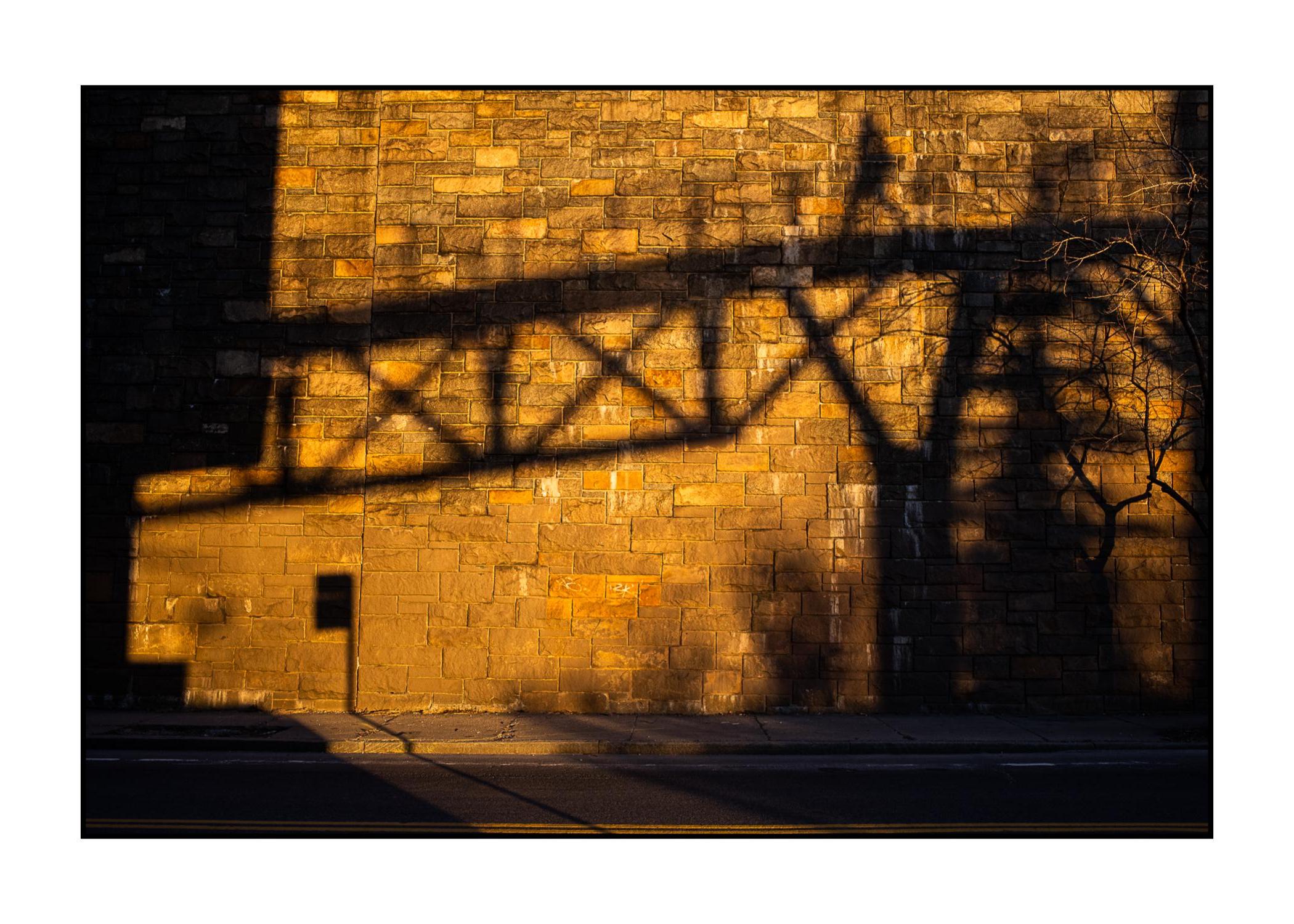 Figurative Photograph Jean-Luc Fievet - 2021-03-07-Manhattan Bridge to Brooklyn Bridge-NY-CV-08 - Photographie couleur, nuit