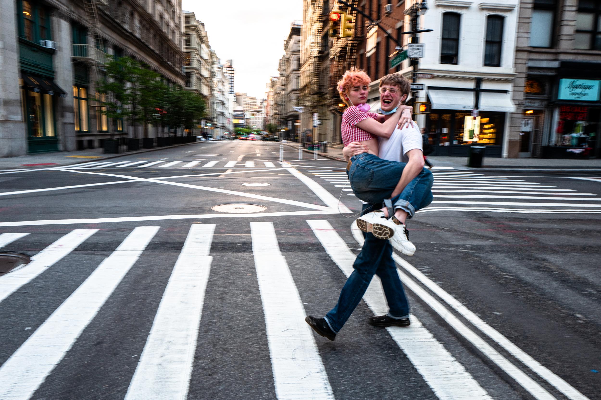 Jean-Luc Fievet Color Photograph – Covid 19 - 2020-05-04- NY - Junges Paar am Broadway - Street Scene Fotografie