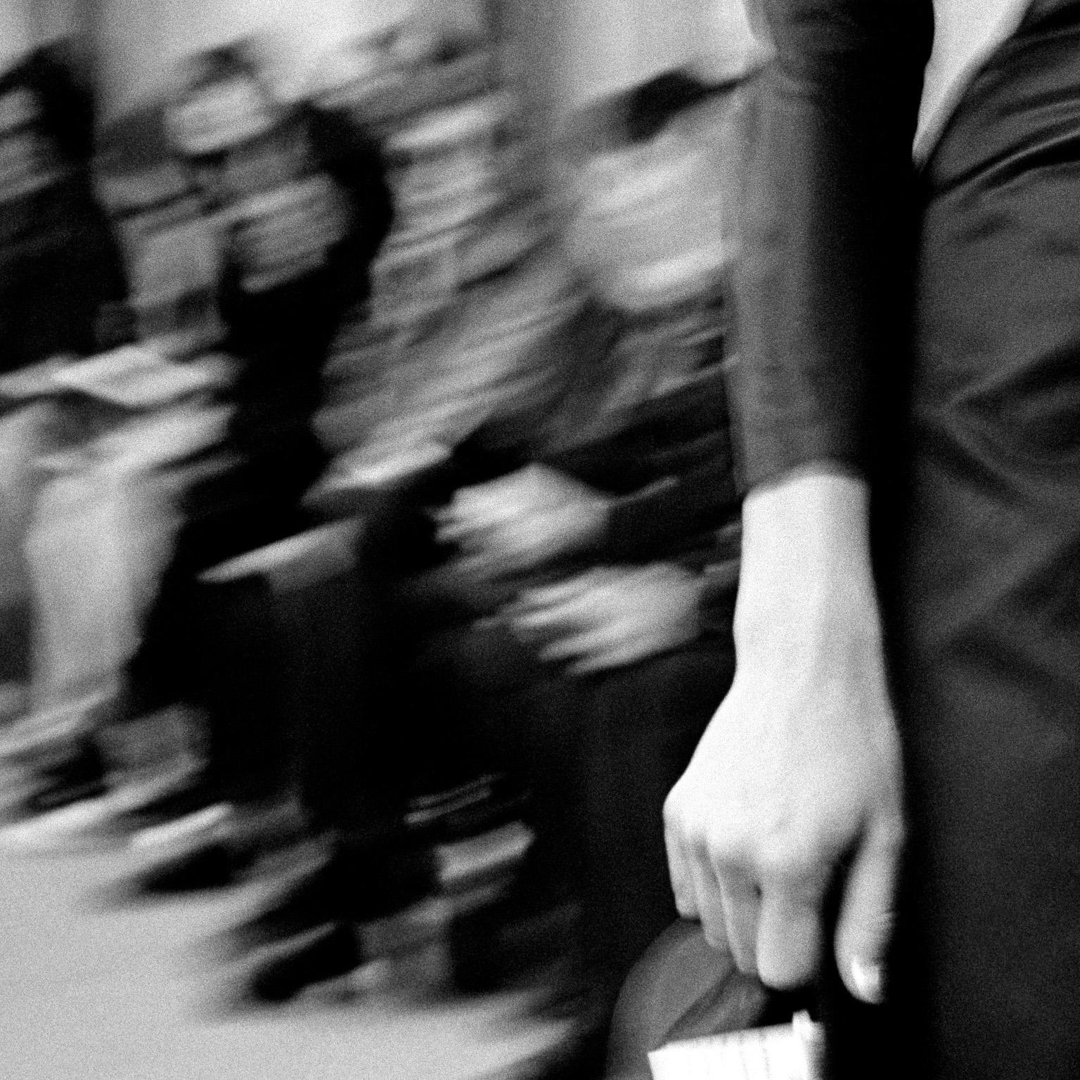 Jerome L' Huillier - Noir - Schwarz-Weiß-Fotografie einer Modeausstellung – Photograph von Jean-Luc Fievet