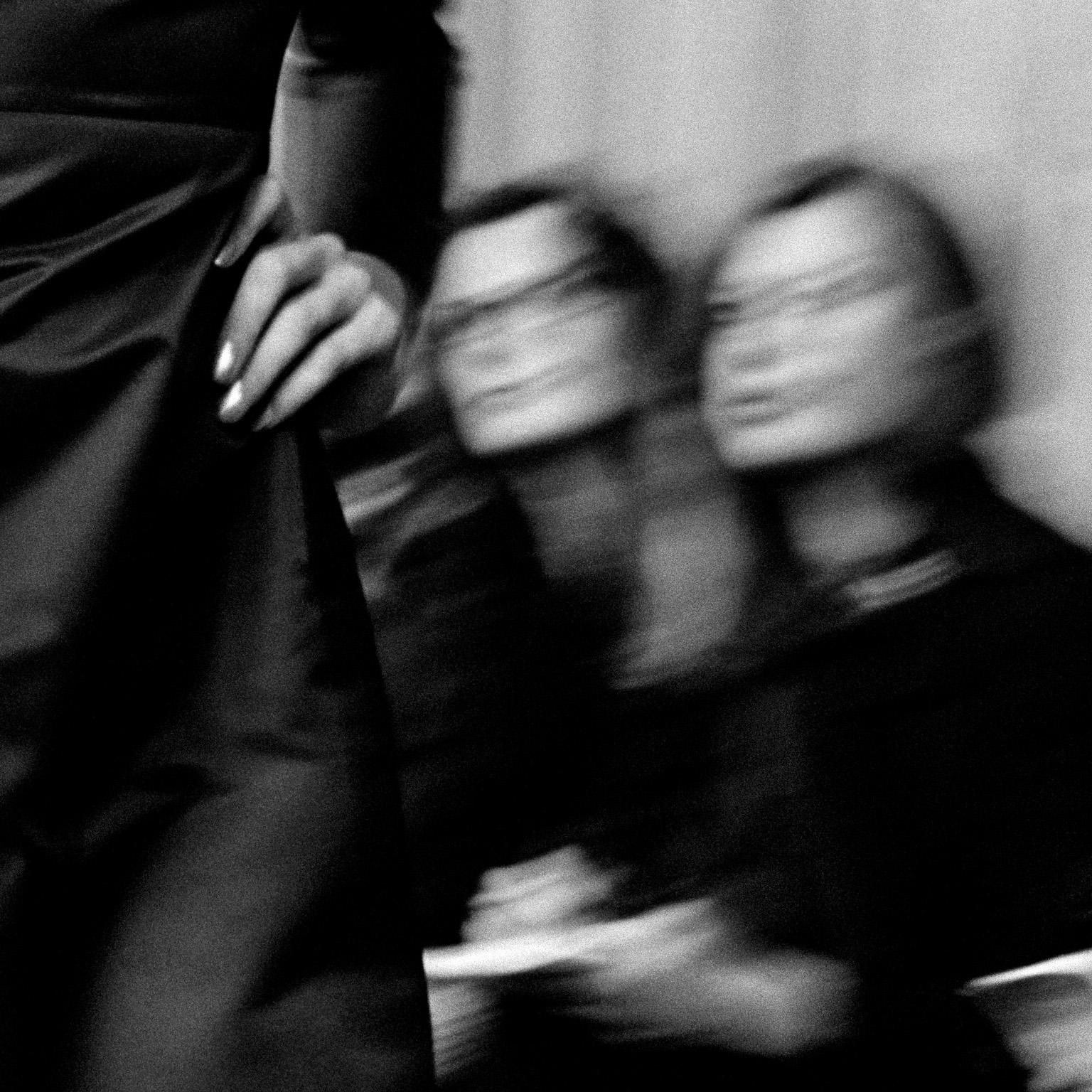 Jerome L' Huillier - Noir - Schwarz-Weiß-Fotografie einer Modeausstellung (Zeitgenössisch), Photograph, von Jean-Luc Fievet