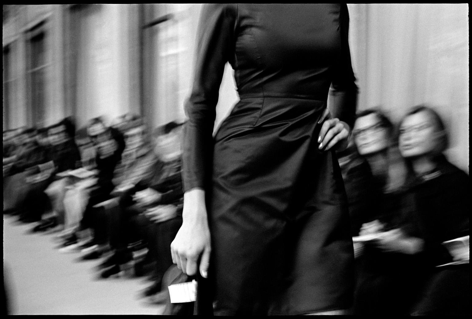 Jean-Luc Fievet Figurative Photograph - Jerome L' Huillier - Noir - Black and White Photograph of Fashion Show