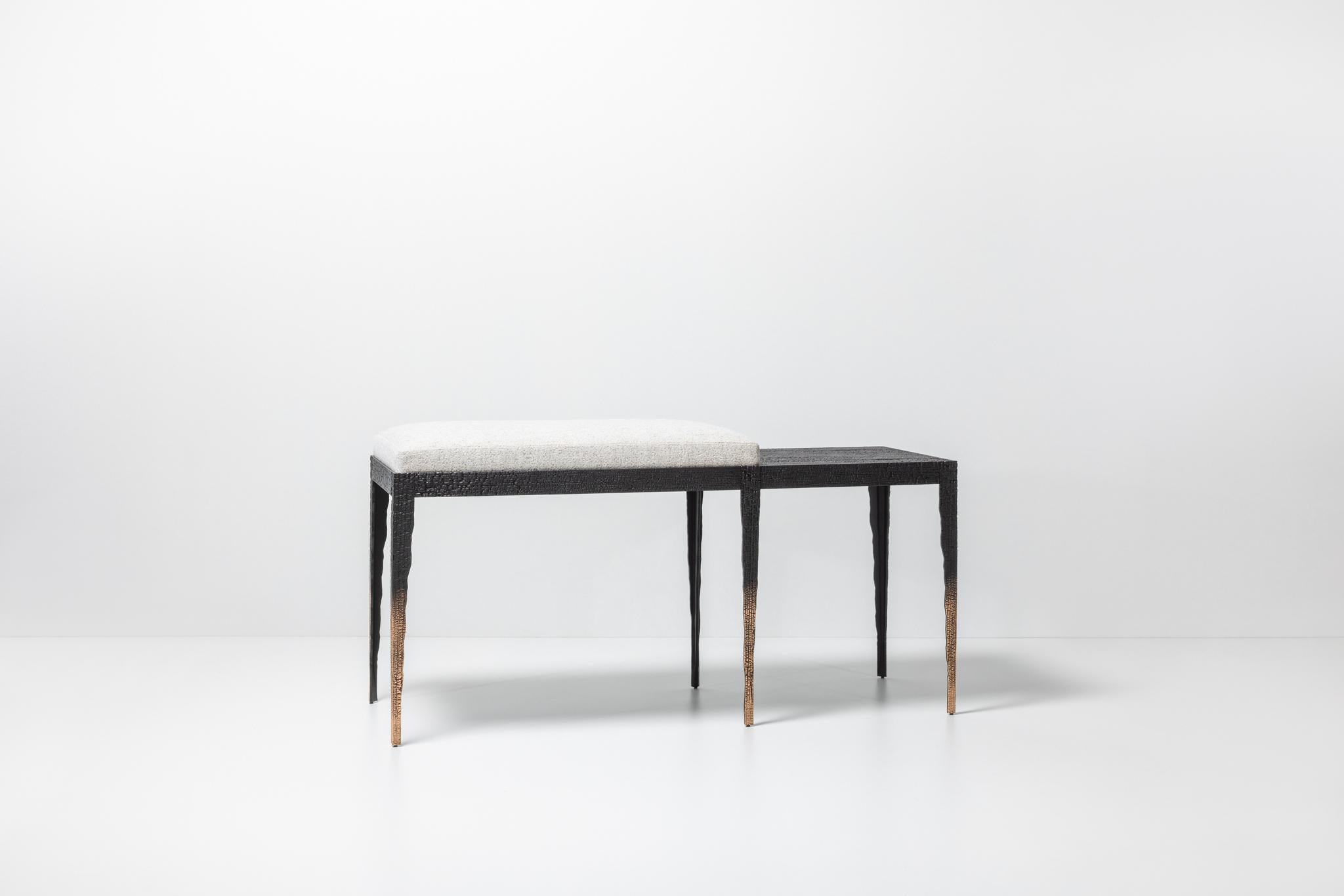 Diese sechsbeinige Bank aus der Collection'S Empreinte, einer Serie von Werken zum Thema Zerstörung und Wiederaufbau, besteht aus patinierter Bronze, die aus zerbrochenen und verbrannten Holzbrettern gegossen wurde. Mit einem ungebleichten,