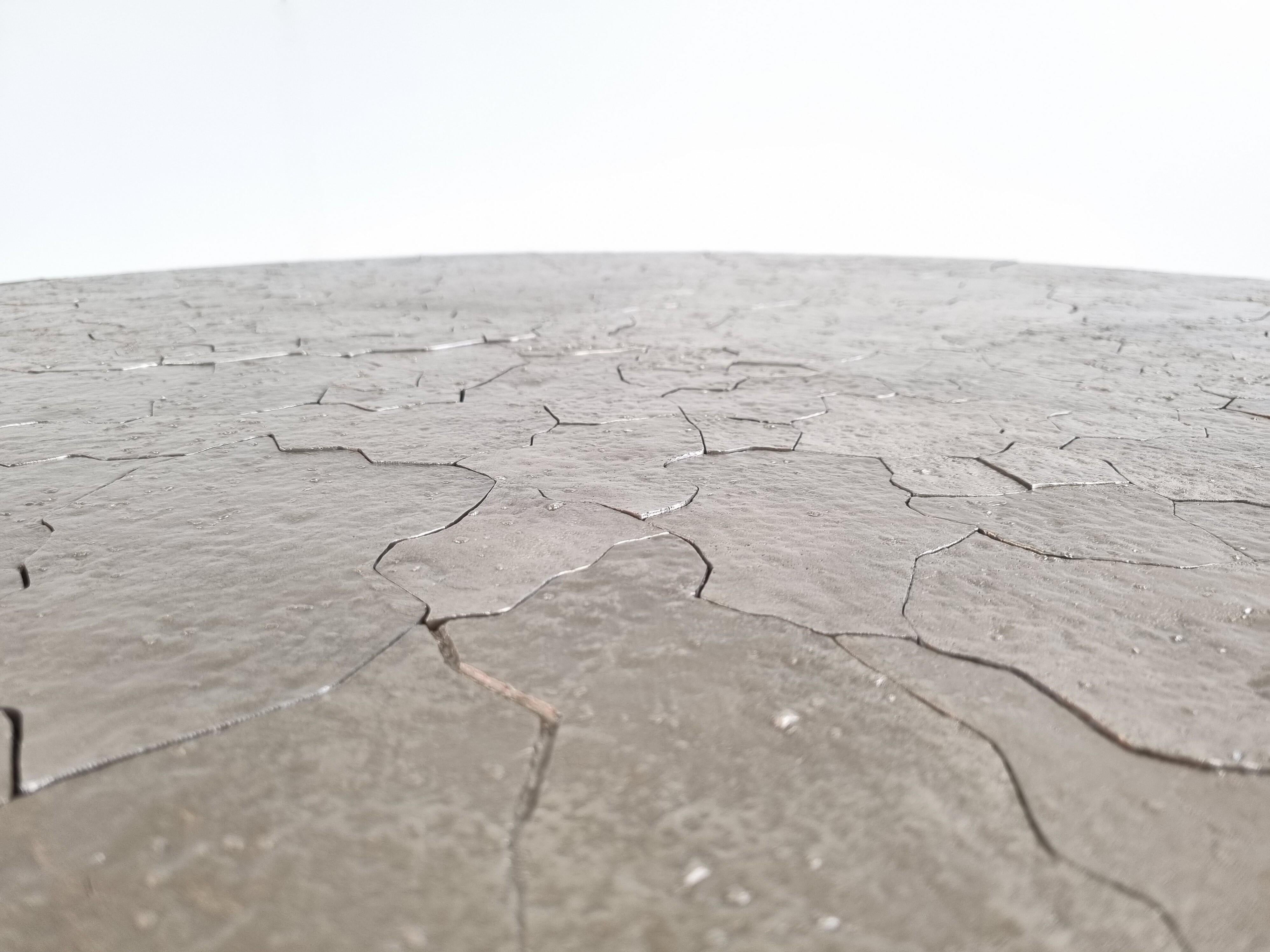 La mesa Luna del artista bretón Jean-Luc Le Mounier es tan extraordinaria por su audaz evocación de una idea, como por su precisa y experta ejecución. Esta pieza en concreto está rematada con placas de bronce blanco forjadas individualmente que,