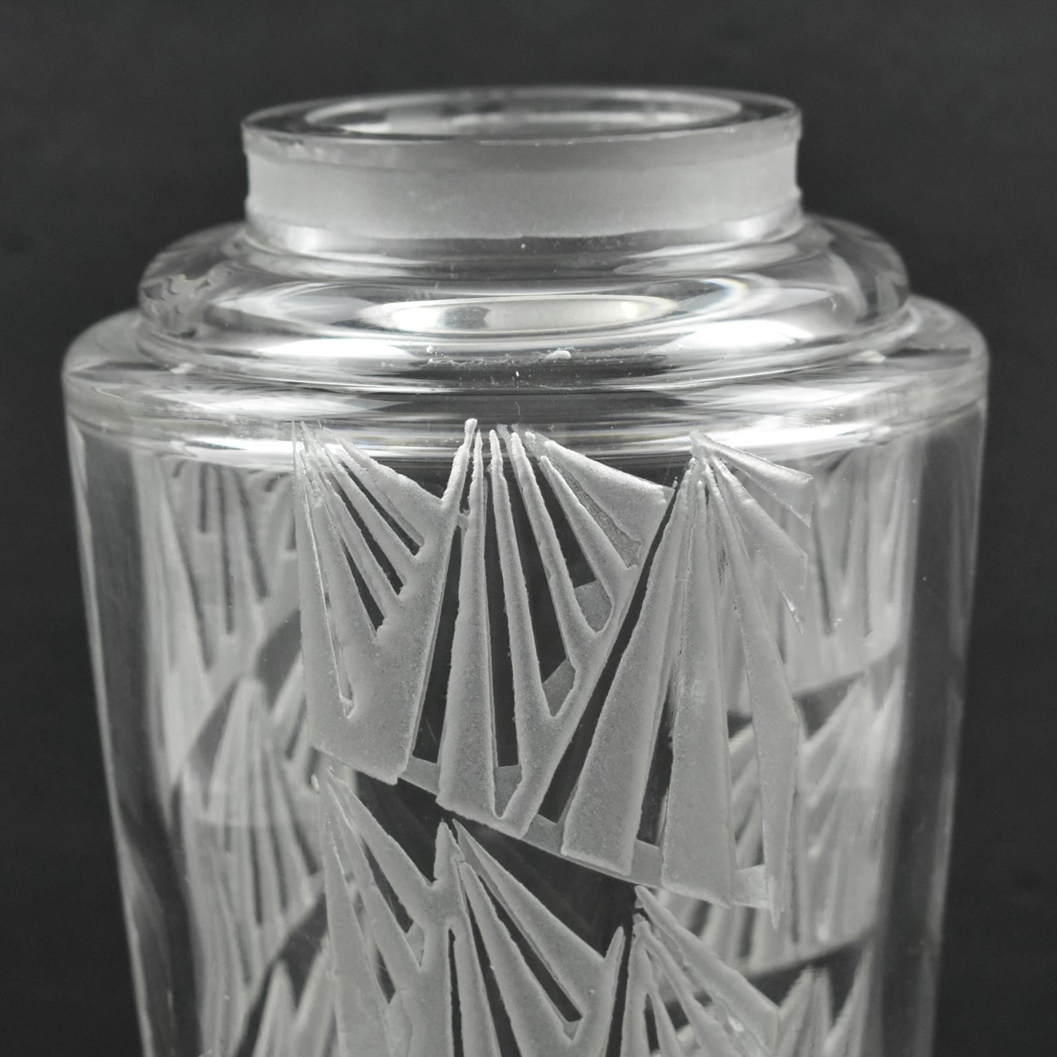 Le designer français Jean Luce (1895-1964) a conçu ce joli vase en verre gravé à l'acide dans les années 1930. Le motif géométrique est répété tout autour du vase. La signature se trouve sur la face inférieure avec le monogramme habituel de Luce.