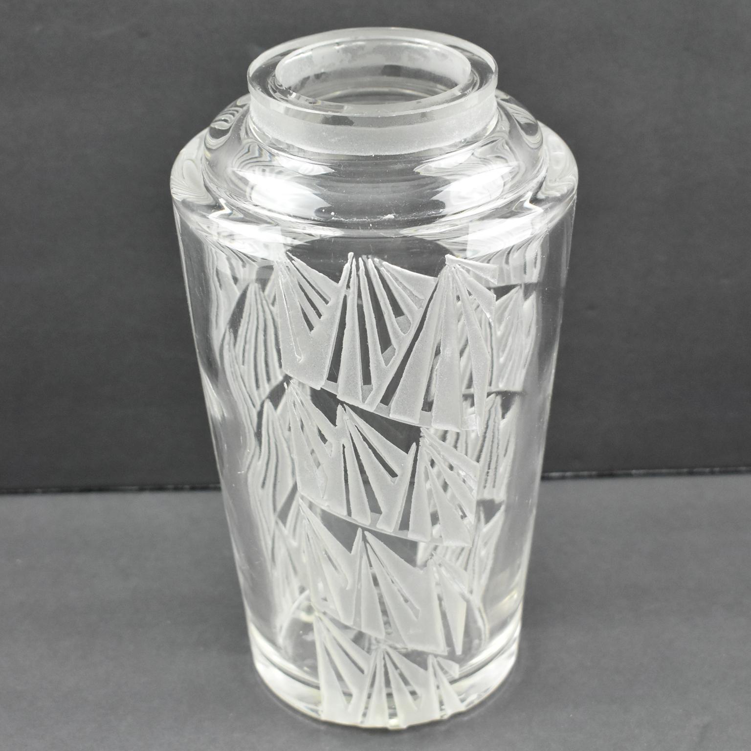 Milieu du XXe siècle Vase Art déco en verre gravé géométrique Jean Luce, France, années 1930 en vente
