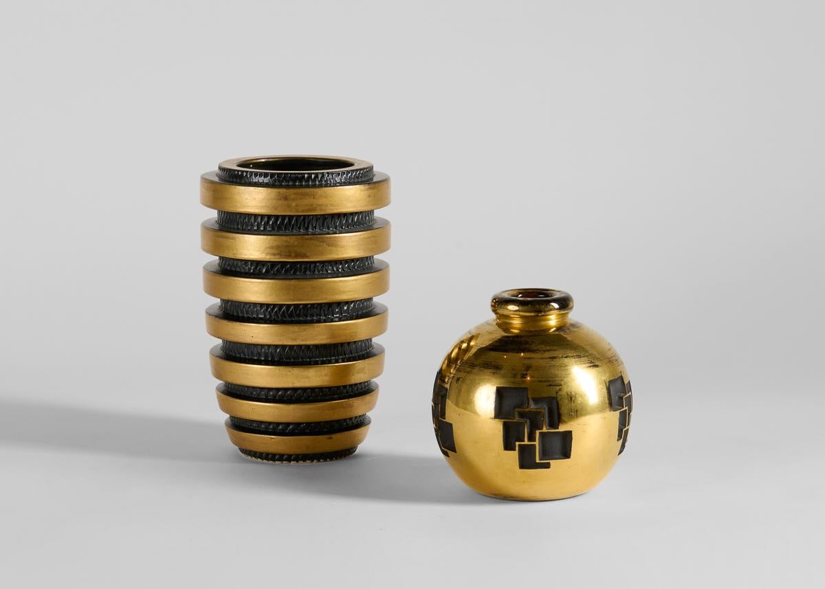 Conosciuto per la sua lunga carriera che abbraccia una serie di movimenti del XX secolo, il vaso Art Deco di Jean Luce è un globo dorato inciso con un motivo di rettangoli neri opachi sovrapposti in calcografia. 

Marchio dell'artista sulla base.