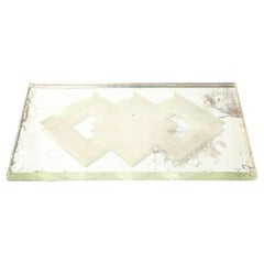 Bandeja con espejo de cristal fundido Jean Luce con diseño geométrico en relieve, Francia, años 30