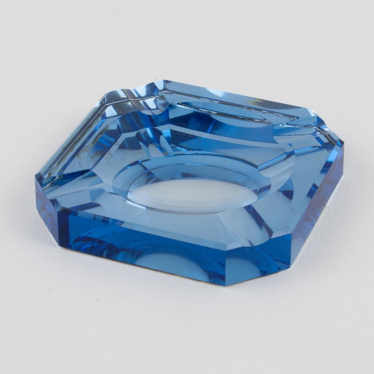Stunning Art Deco 1930s mirrored ashtray, desk tidy, vide-poche, or catchall by French designer Jean Luce (1895 - 1964). Square shape with thick blue mirrored glass slab and bevelling all around.
Measurements: 3.94 in. wide (10 cm) x 3.94 in. deep