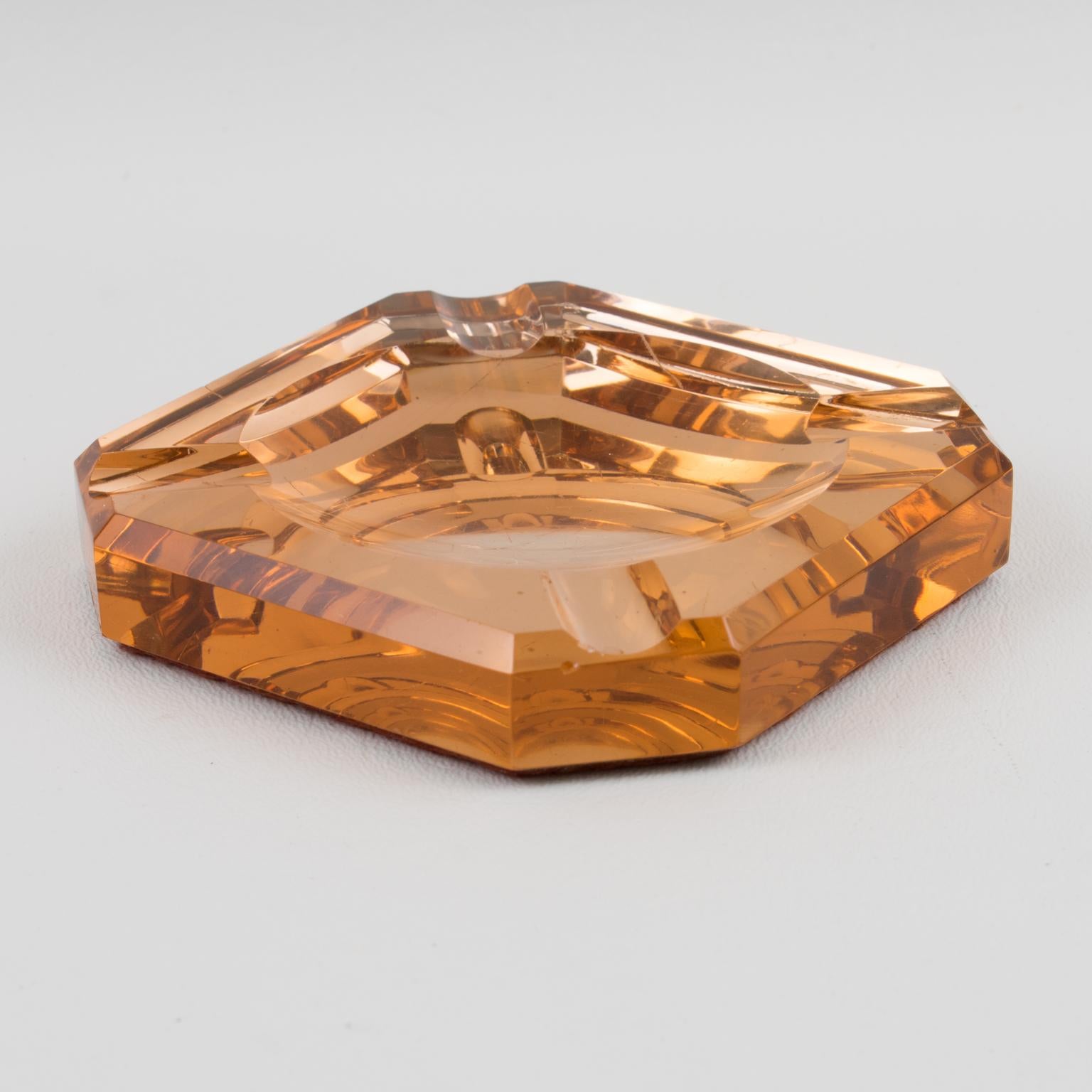 Lovely Art Deco 1930s mirrored ashtray, desk tidy, vide-poche, or catchall by French designer Jean Luce (1895 - 1964). Square shape with thick copper or pink peach mirrored glass slab with bevelling all around.
Measurements: 3.94 in. wide (10 cm) x