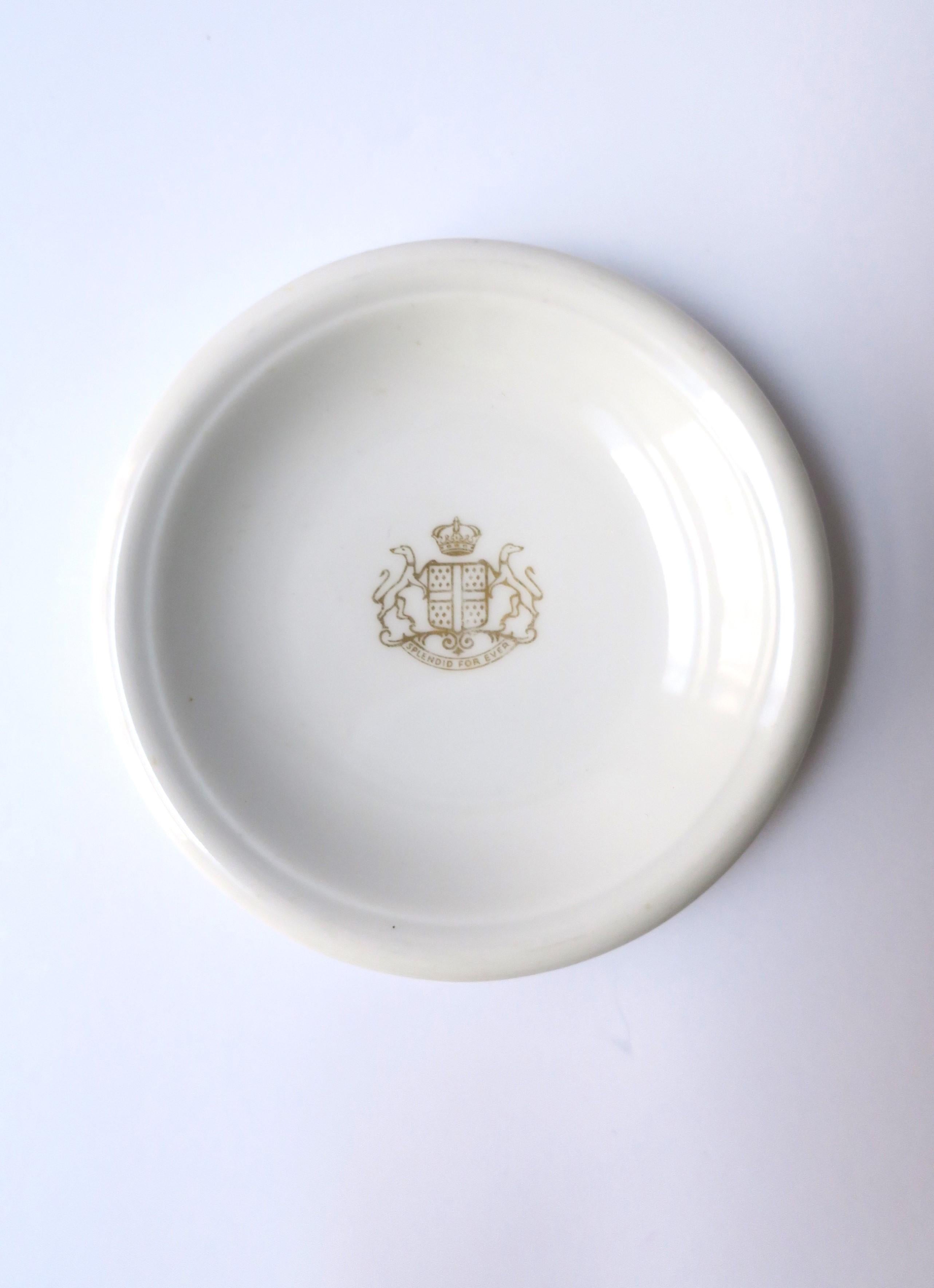 Rare petit plat en porcelaine, de fabrication allemande (Schonwald), conçu par le designer français Jean Luce, vers le début du XXe siècle, Allemagne et France. Ce petit plat rond pourrait avoir été une pièce de vaisselle pour contenir une plaquette