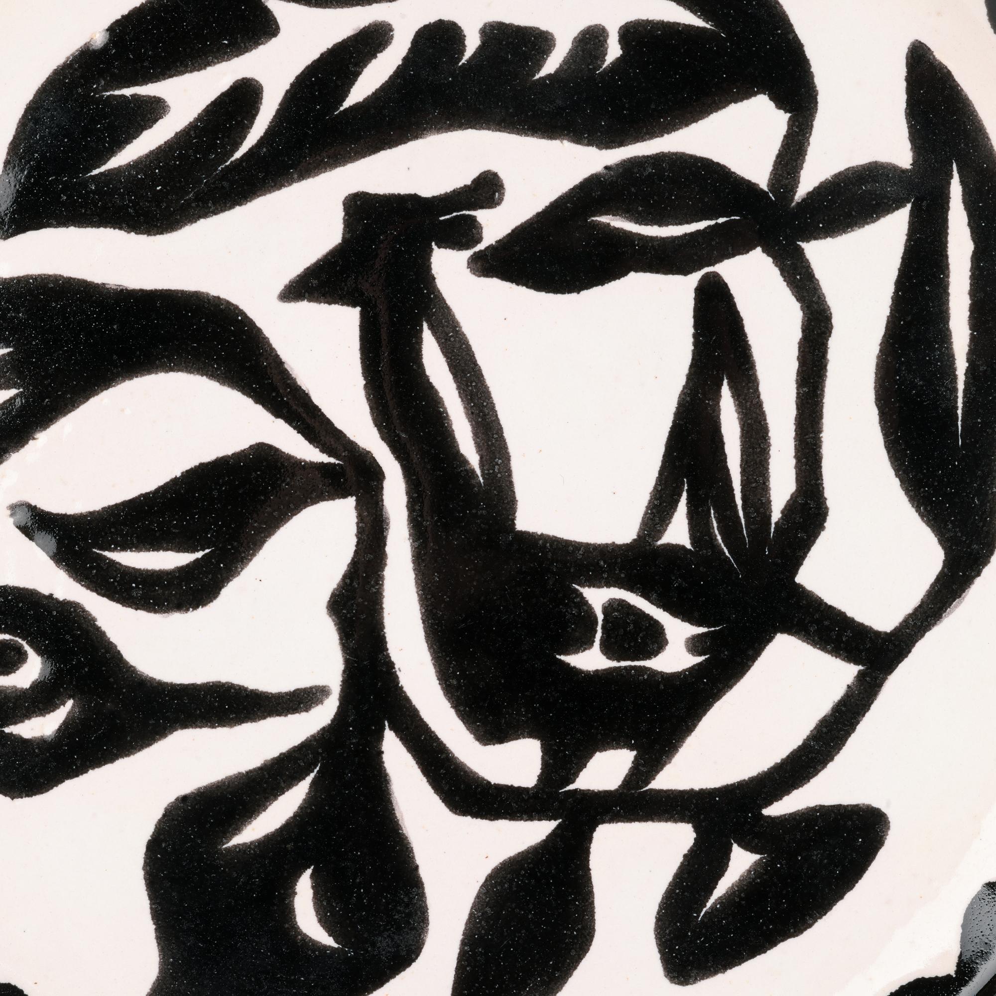 Une élégante assiette en poterie d'art française du milieu du siècle, réalisée par le célèbre artiste Jean Lurçat (français, 1892-1966) et datant d'environ 1955. 

Si Jean Lurçat a fait un apprentissage de peintre et a exposé dans toute l'Europe, il