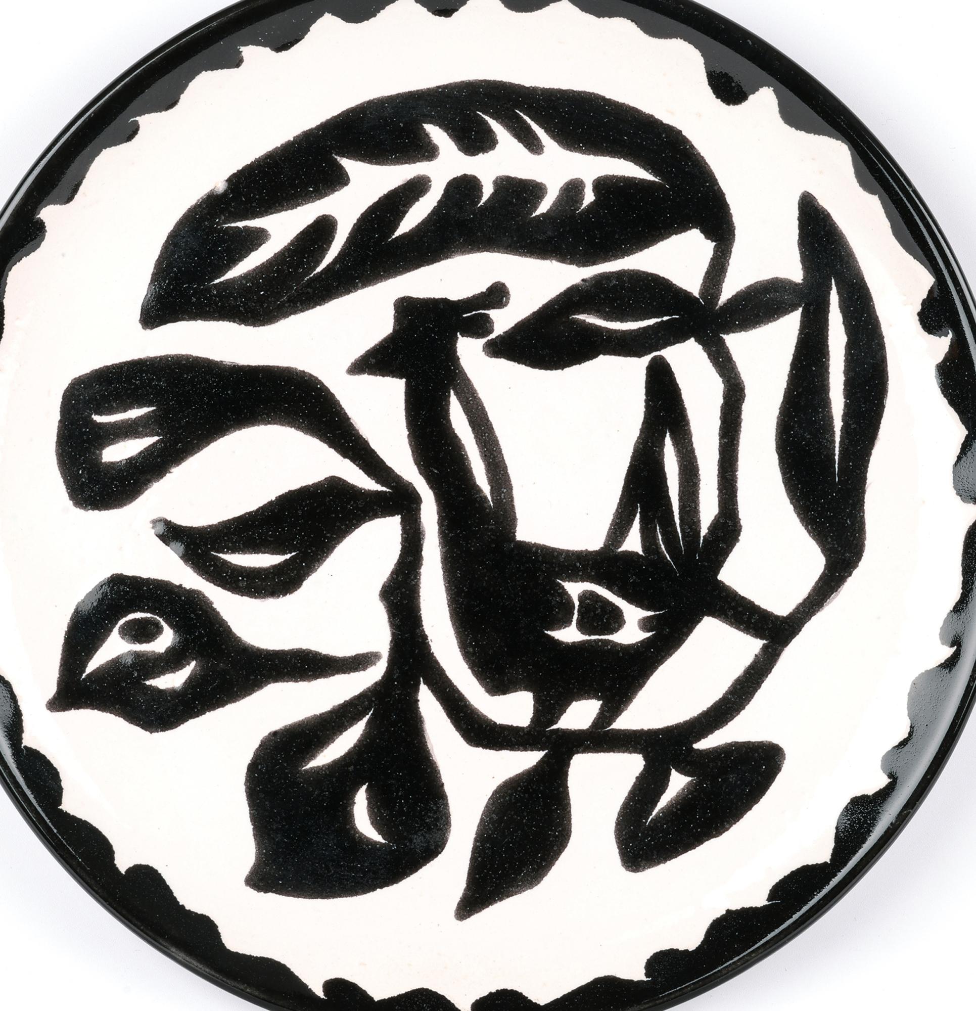 Mid-Century Modern Jean Lucrat Assiette en poterie d'art française du milieu du siècle avec un oiseau sur une branche en vente