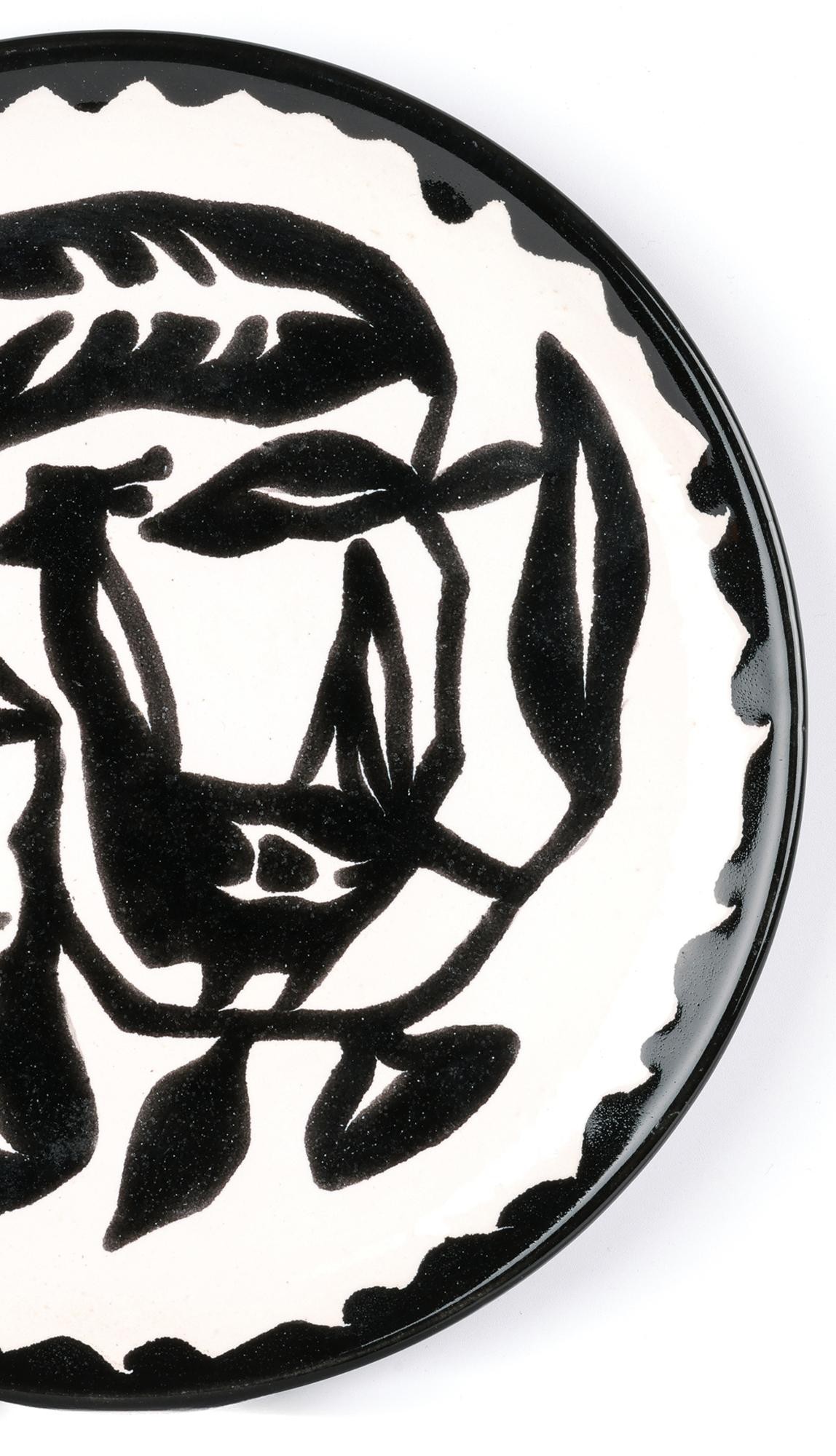 Vernissé Jean Lucrat Assiette en poterie d'art française du milieu du siècle avec un oiseau sur une branche en vente