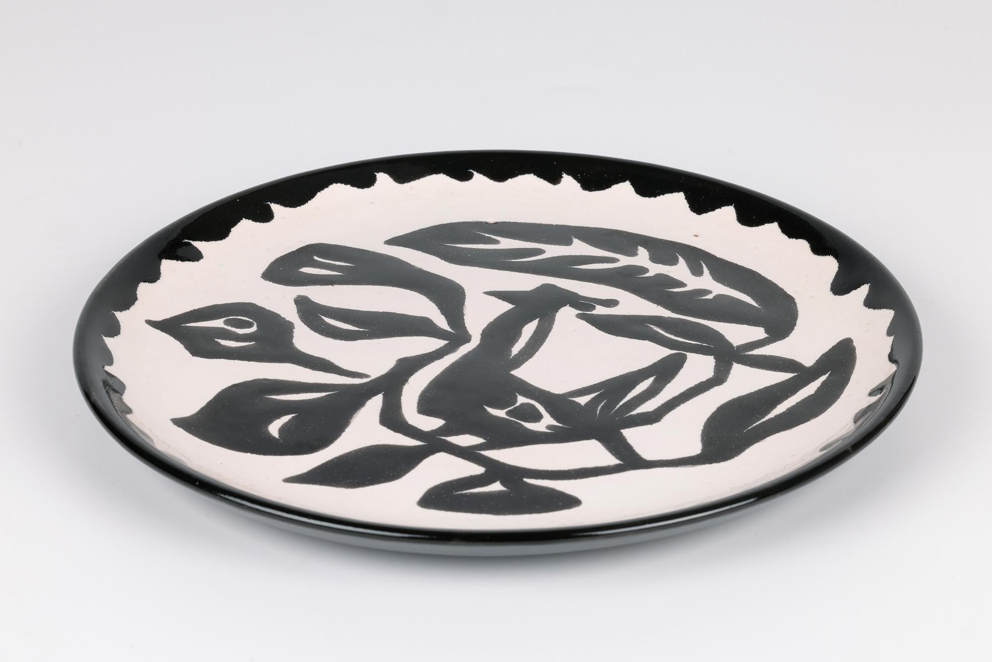Milieu du XXe siècle Jean Lucrat Assiette en poterie d'art française du milieu du siècle avec un oiseau sur une branche en vente