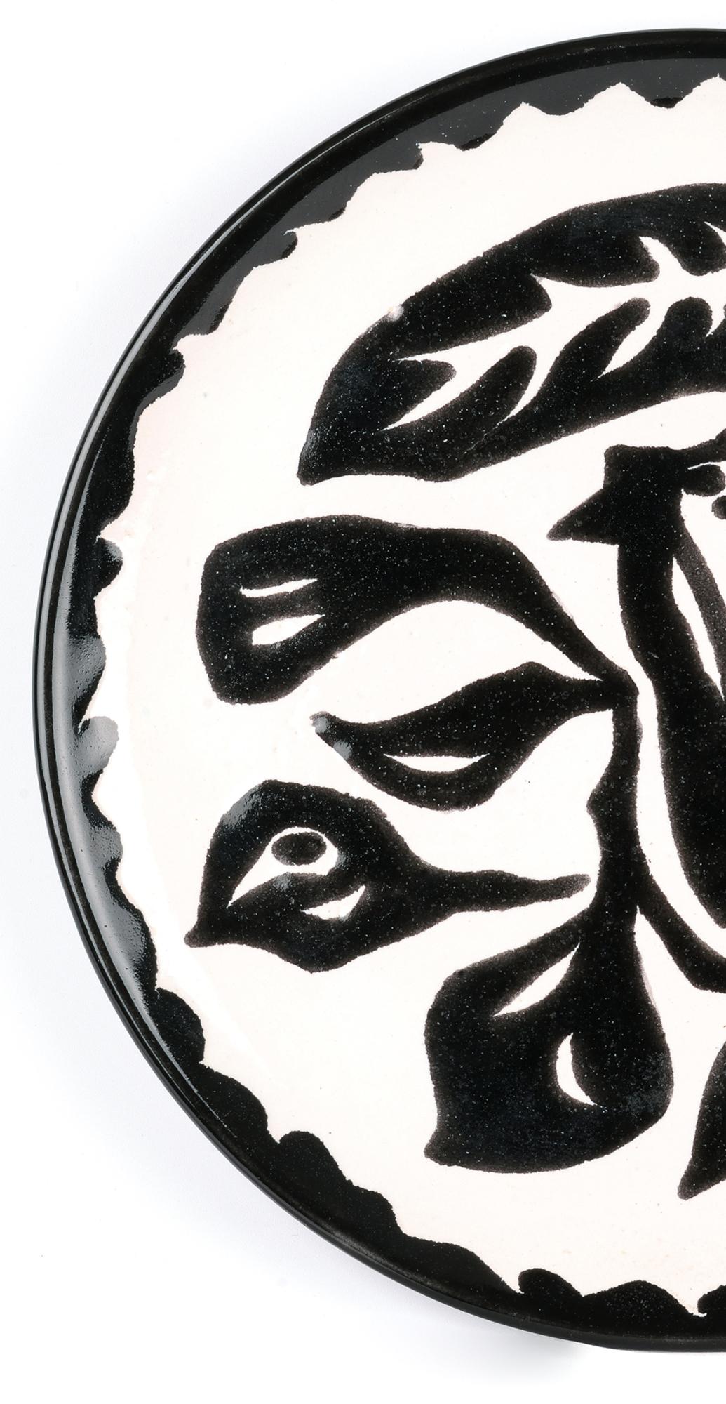 Céramique Jean Lucrat Assiette en poterie d'art française du milieu du siècle avec un oiseau sur une branche en vente