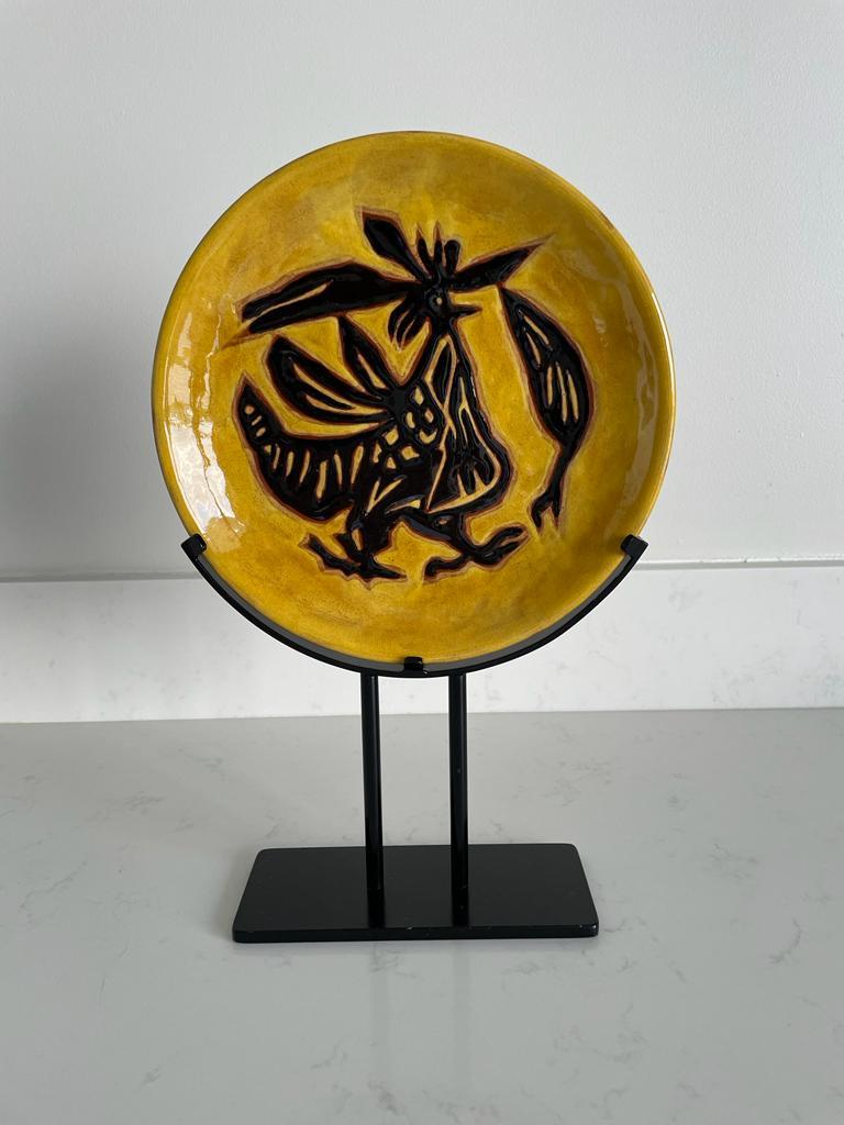 Jean Lurçat 1892-1966
Combattant c1955
Assiette - Ocre - 
Céramique émaillée, 21,5 cm de diamètre
Inscription 