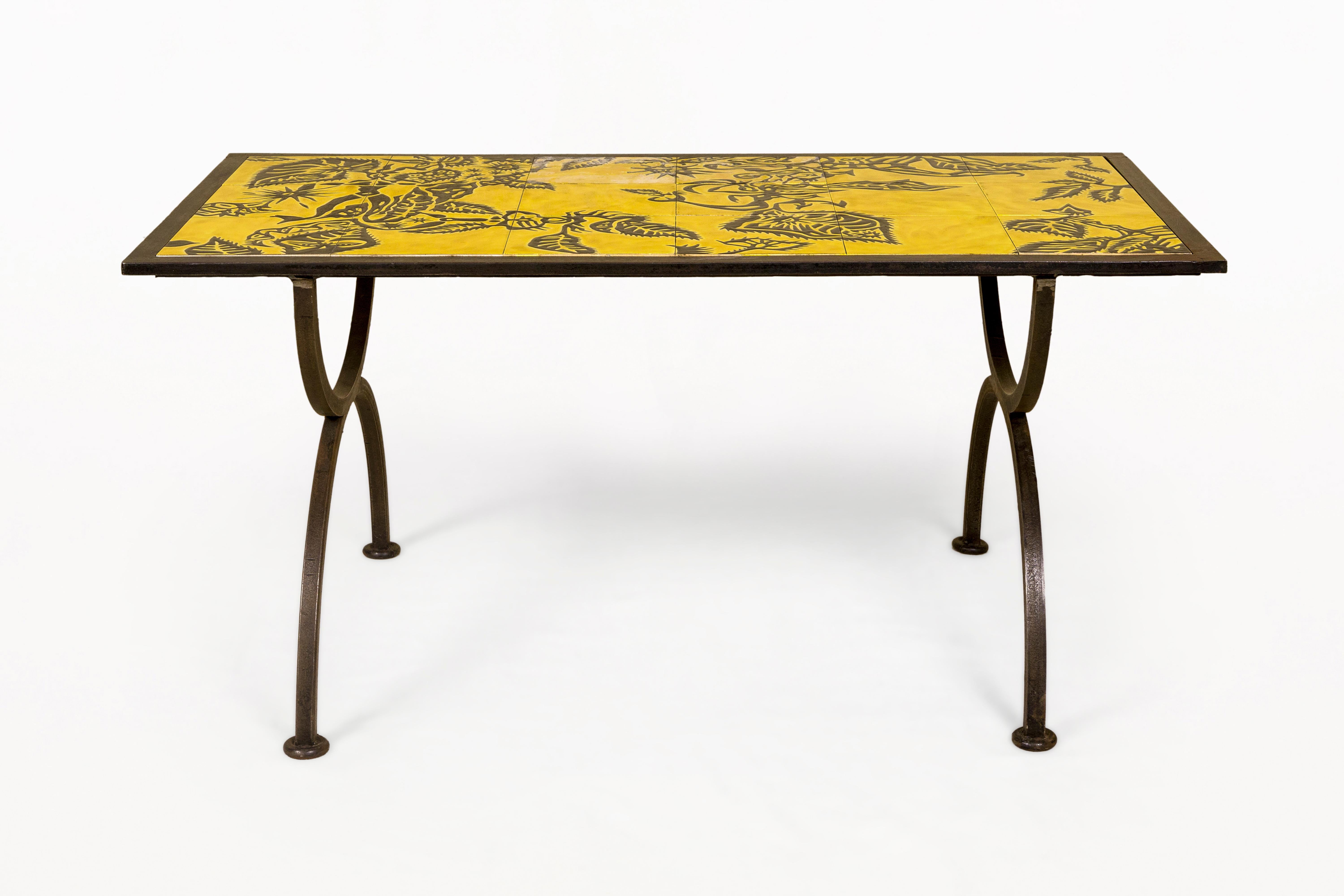 DESCRIZIONE: Tavolino in ceramica di Jean Lurcat per Saint Vincens, CIRCA 1950, Francia.
Tavolino da caffè realizzato con 18 piastrelle di ceramica (di cui 2 restaurate) e base in ferro.

CONDIZIONE: buone condizioni. Usura coerente con l'età e