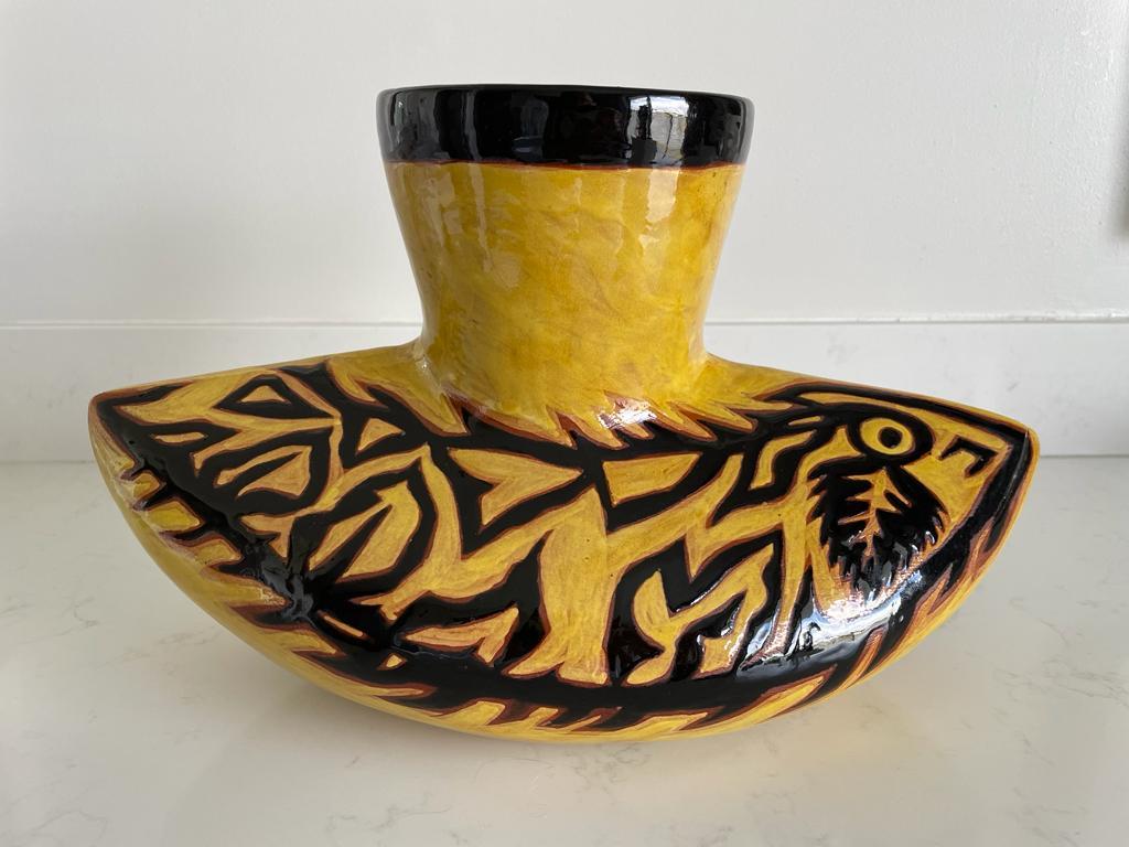 Jean Lurcat  vaso in ceramica smaltata gialla con creature marine , Sant Vincens, 1955 circa, Francia.


